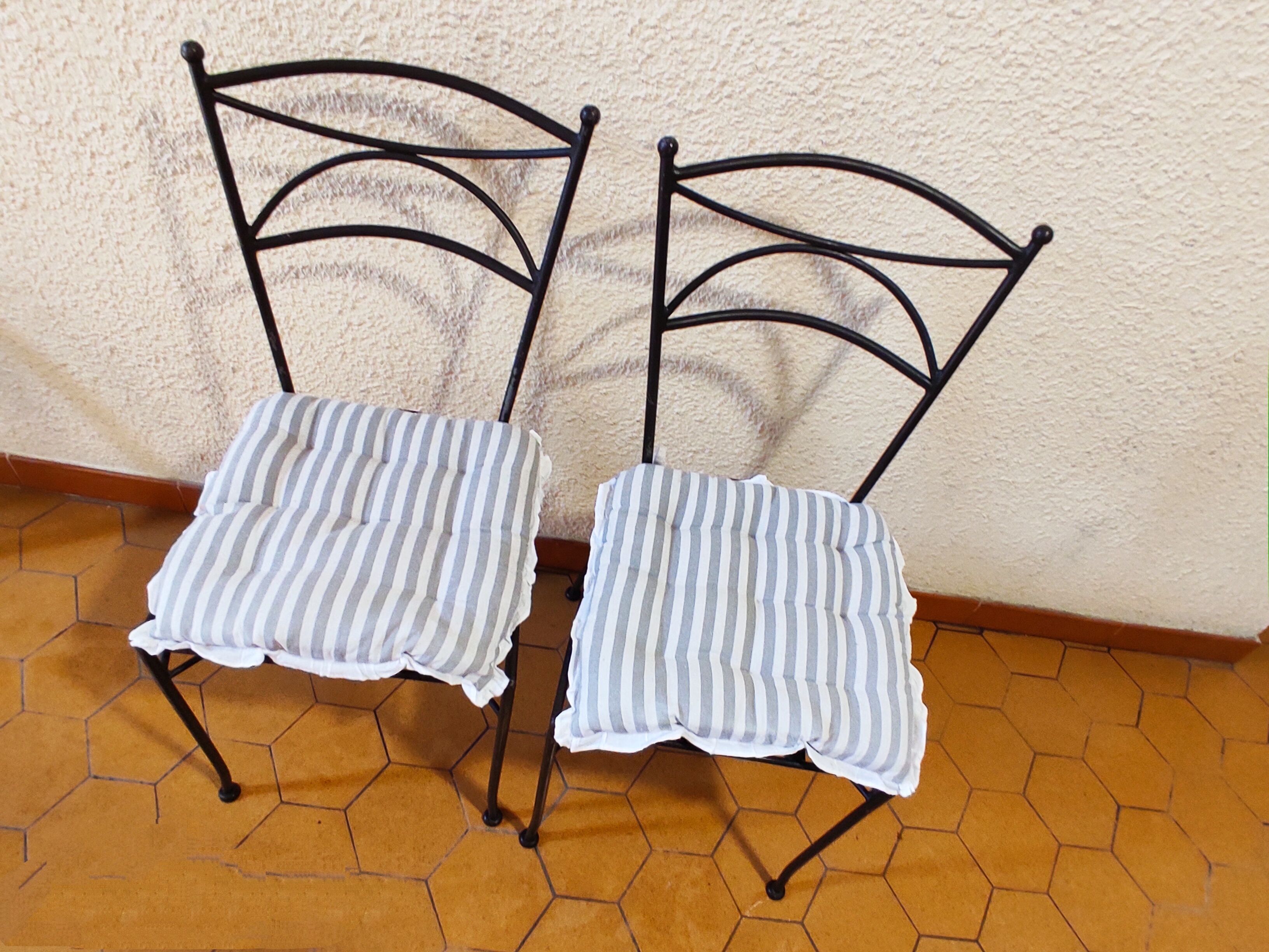 Table bistrot en marbre et pieds en fonte et deux chaises assorties en fonte noire