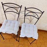 Bistro table in marble and cast iron legs and two matching chairs in black cast iron