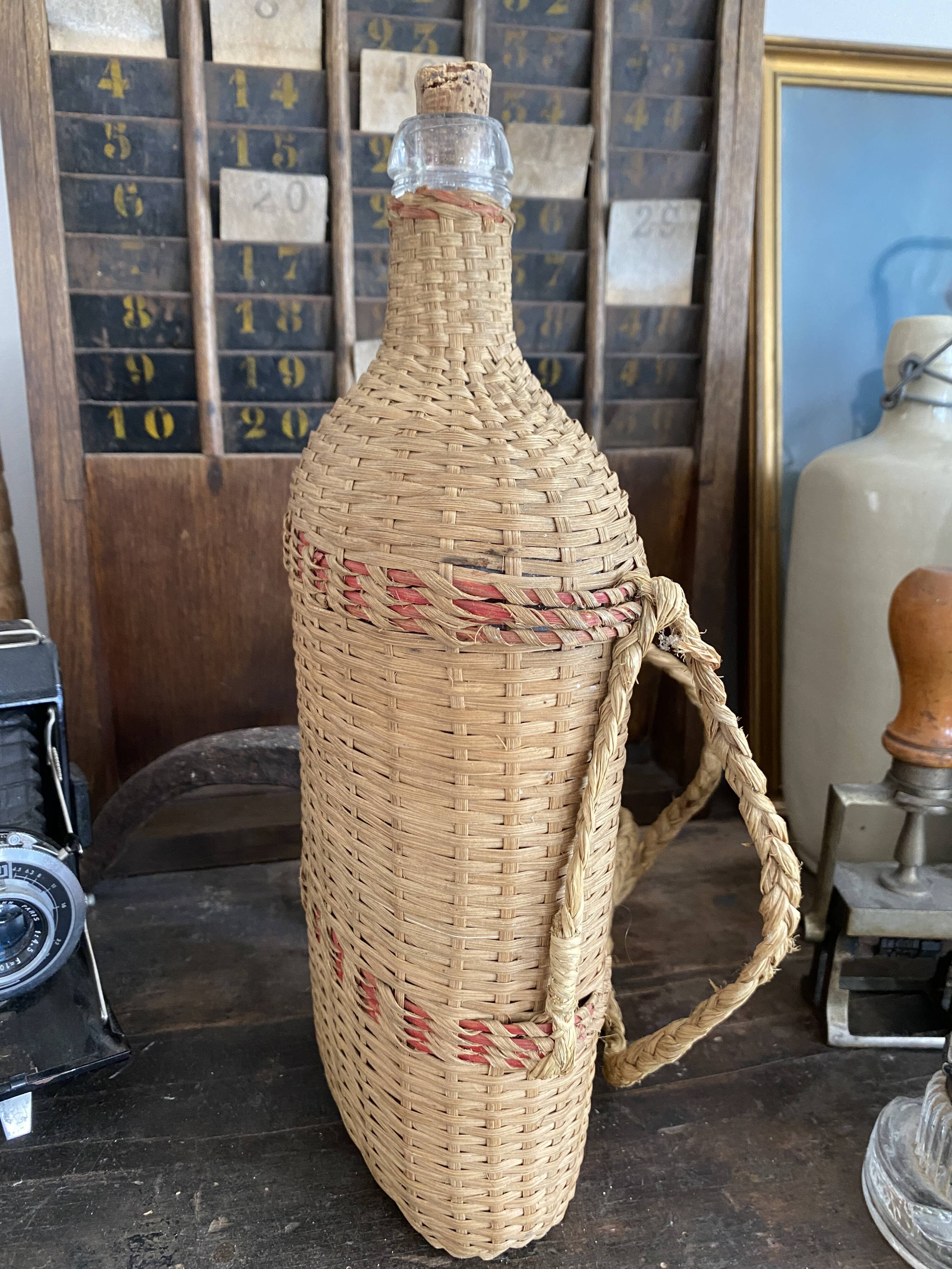 Duo de bouteilles en rotin
