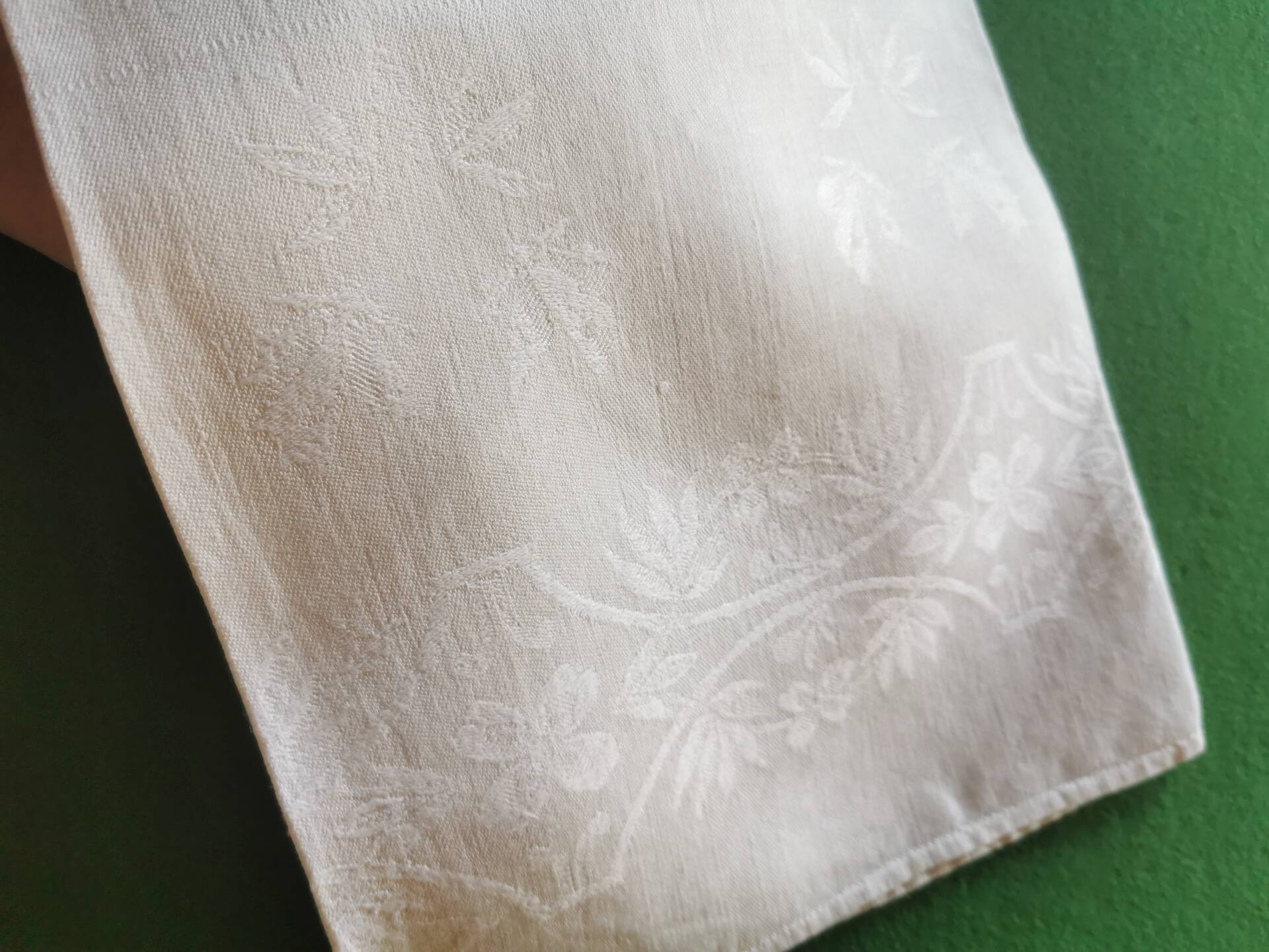 12 damask linen table napkins with an antique silk monogram from the 19th century.