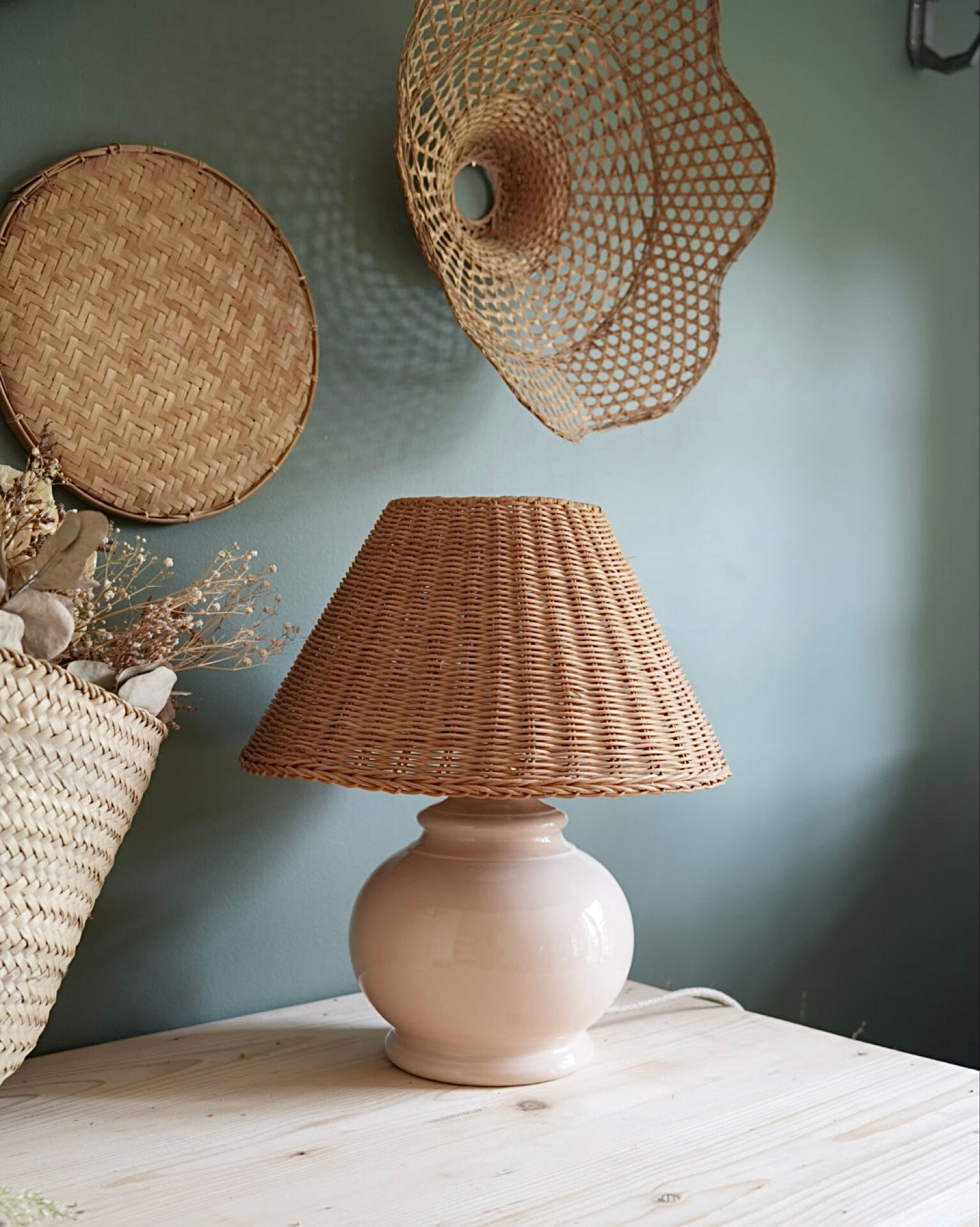 Ceramic and rattan table lamp