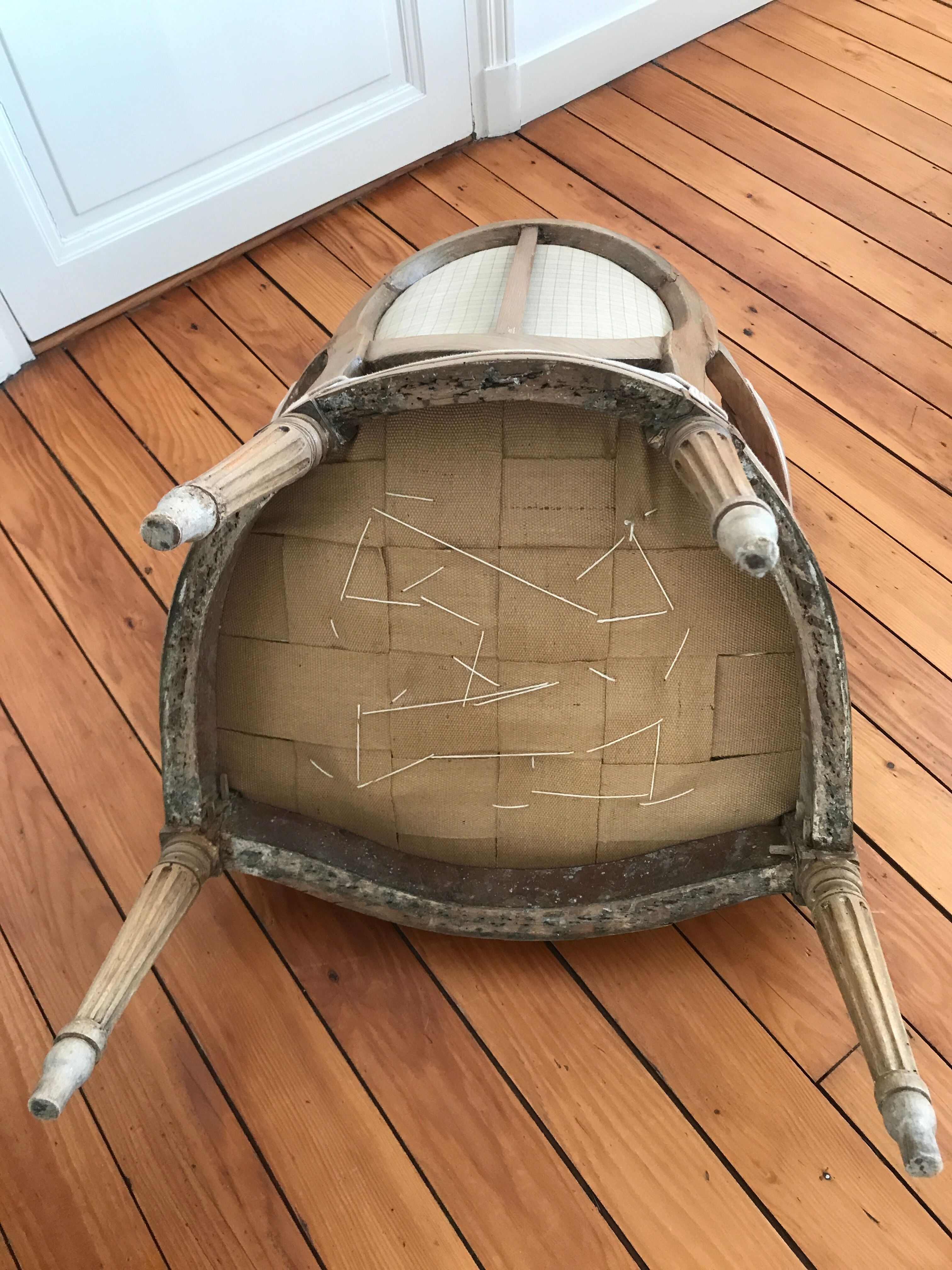 Paire de fauteuils à médaillon époque Louis XVI