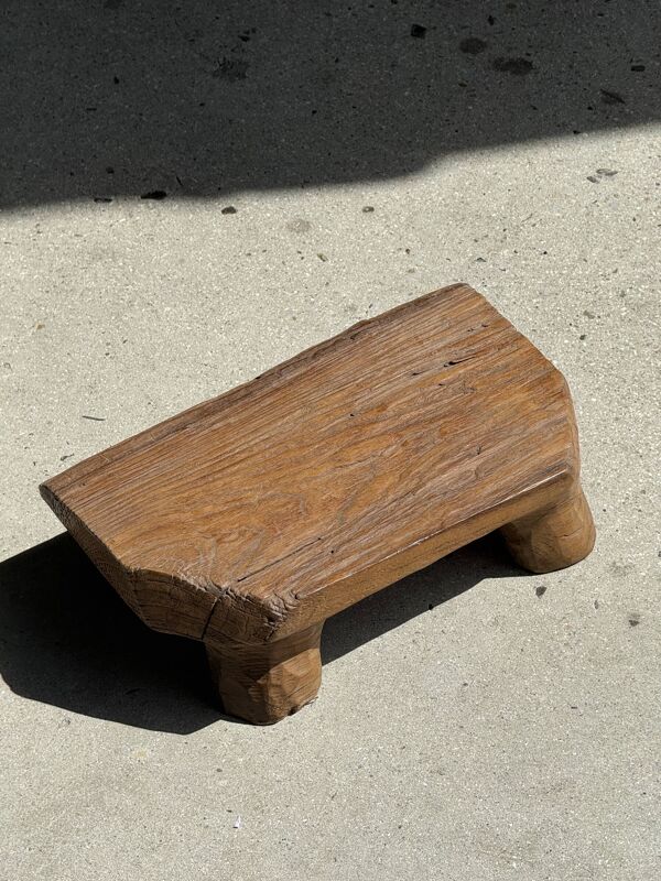 Petit tabouret, repose-pied en teck blond monoxyle coins coupés court