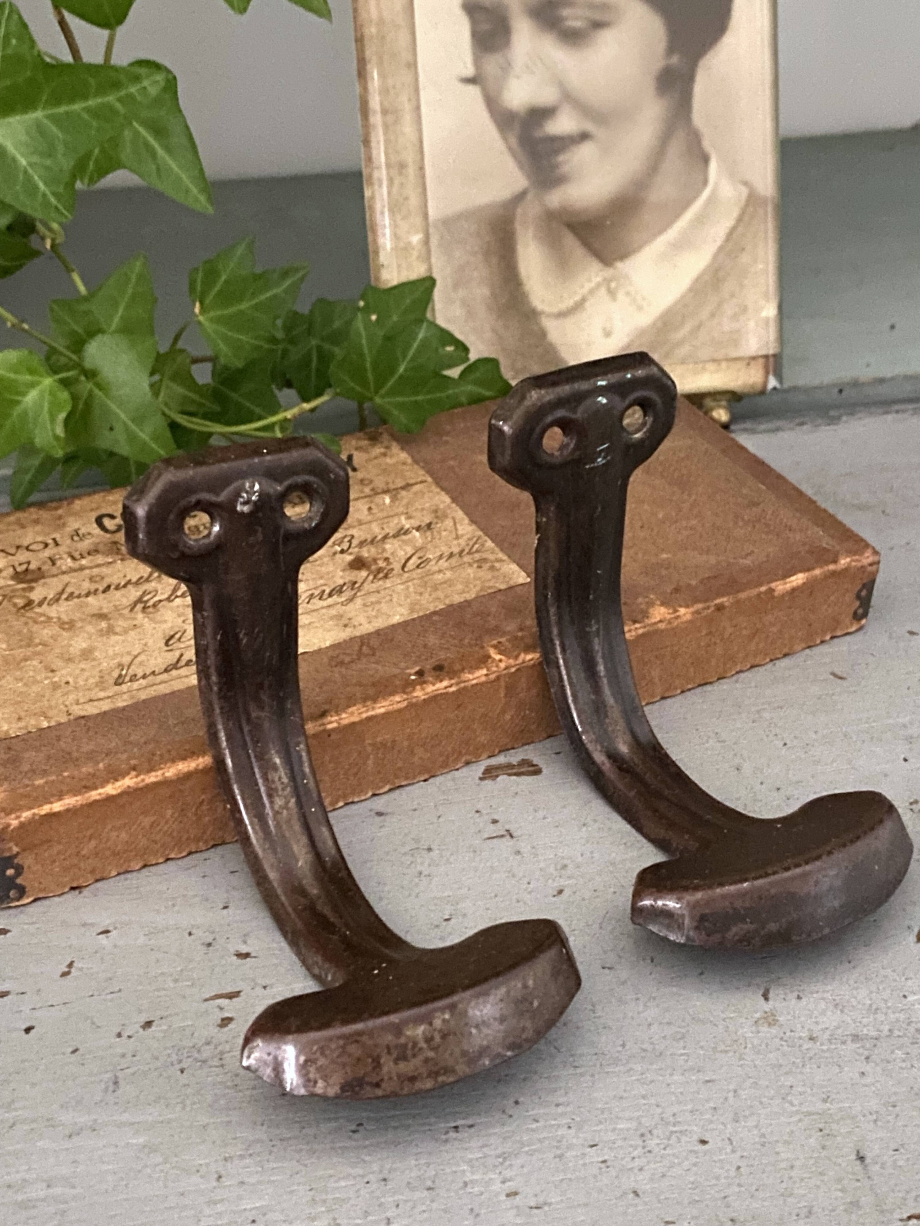 Paire de patères métalliques