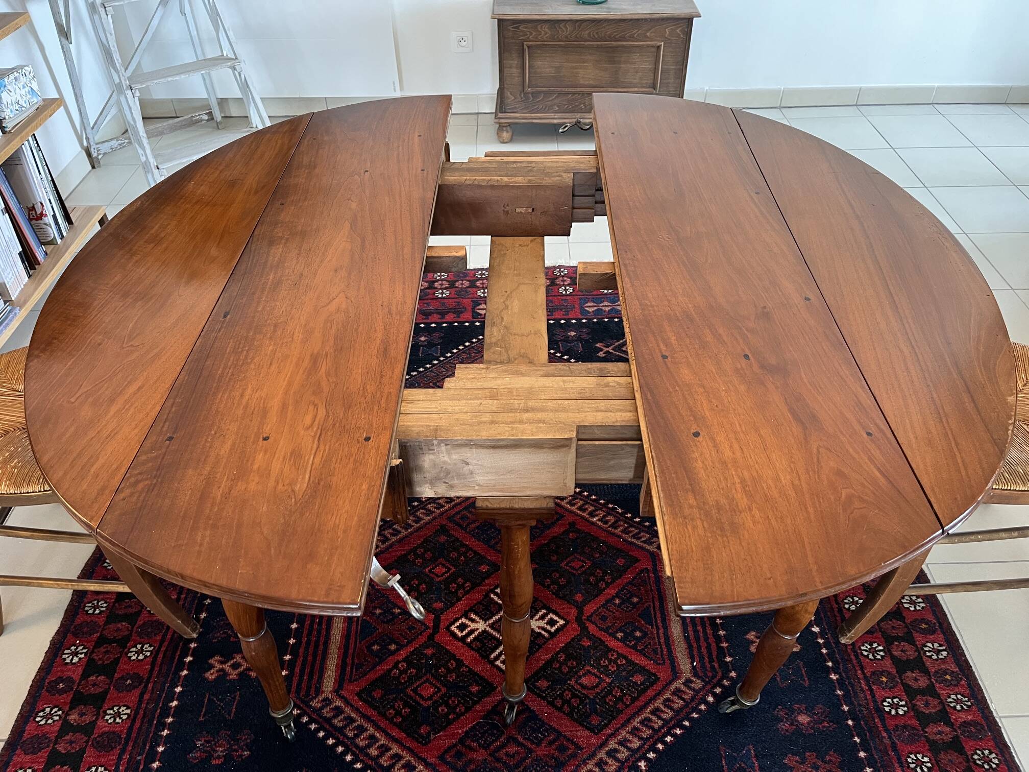 Table 6 pieds ouvrante en noyer 19ème