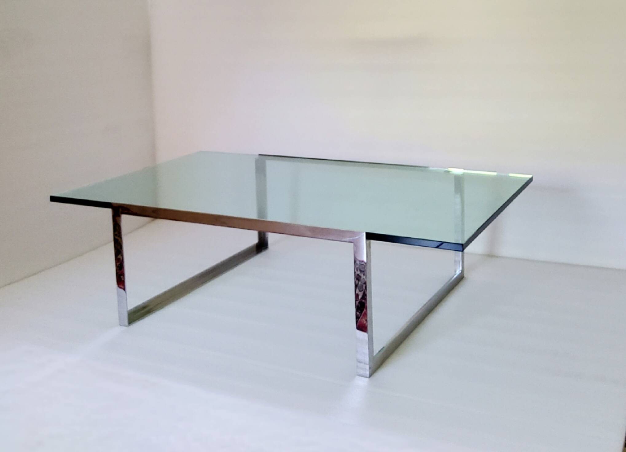 Table basse SM en acier miroir et verre KnollStudio – Design Shelton & Mind