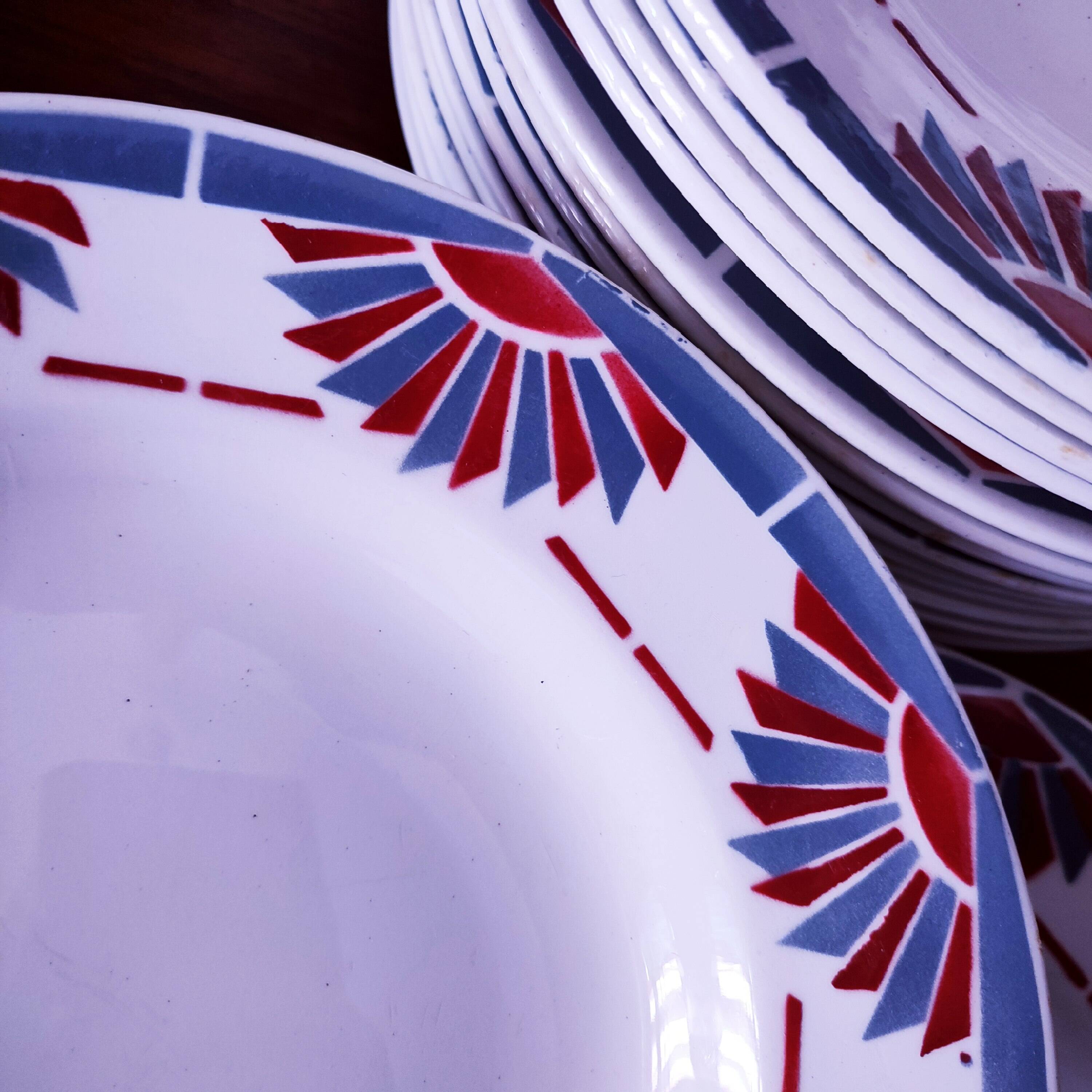 Art Deco earthenware plates: 10 flat and 11 soup plates