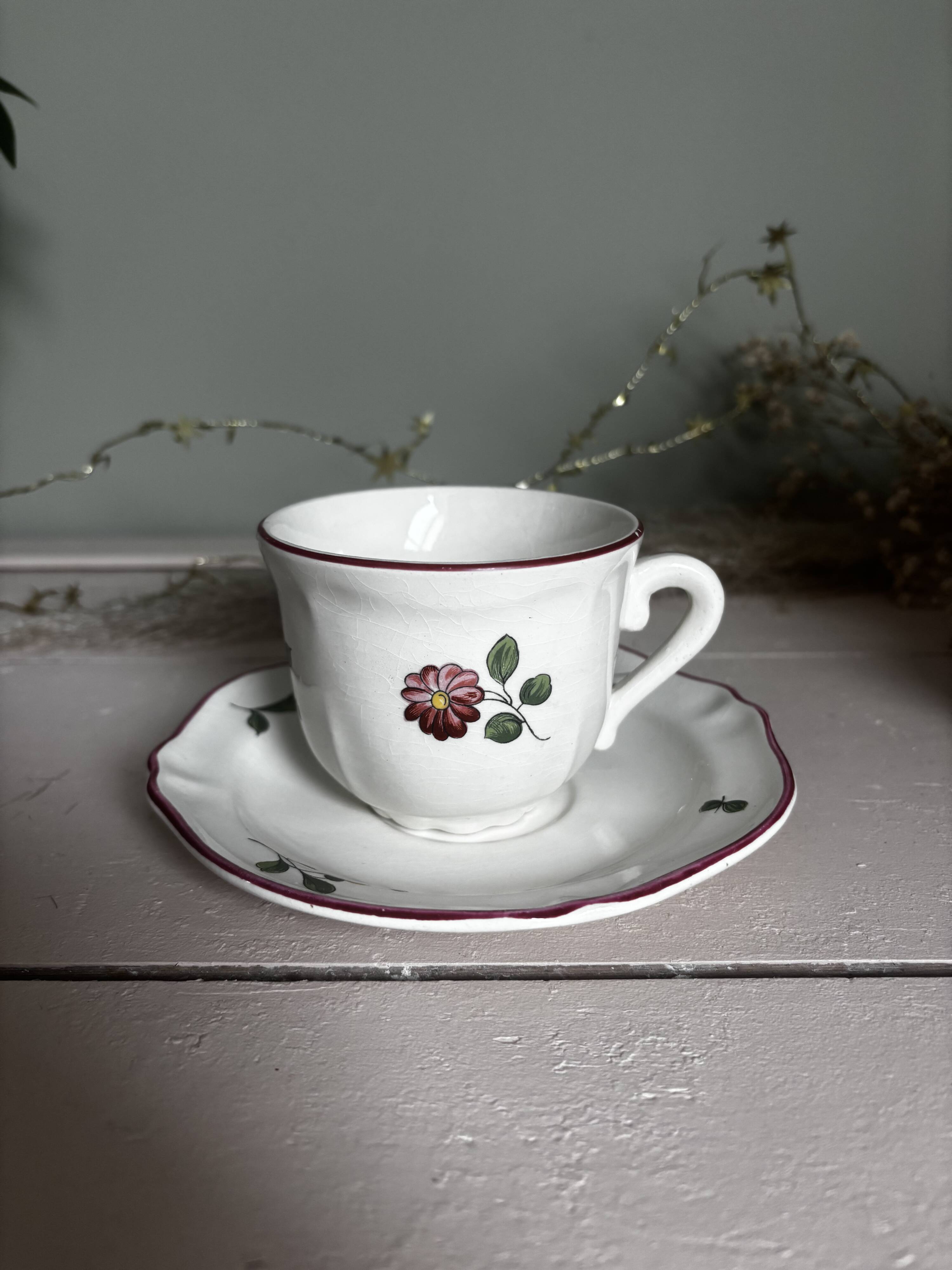 Duo of cups and saucers Old Saint Amand