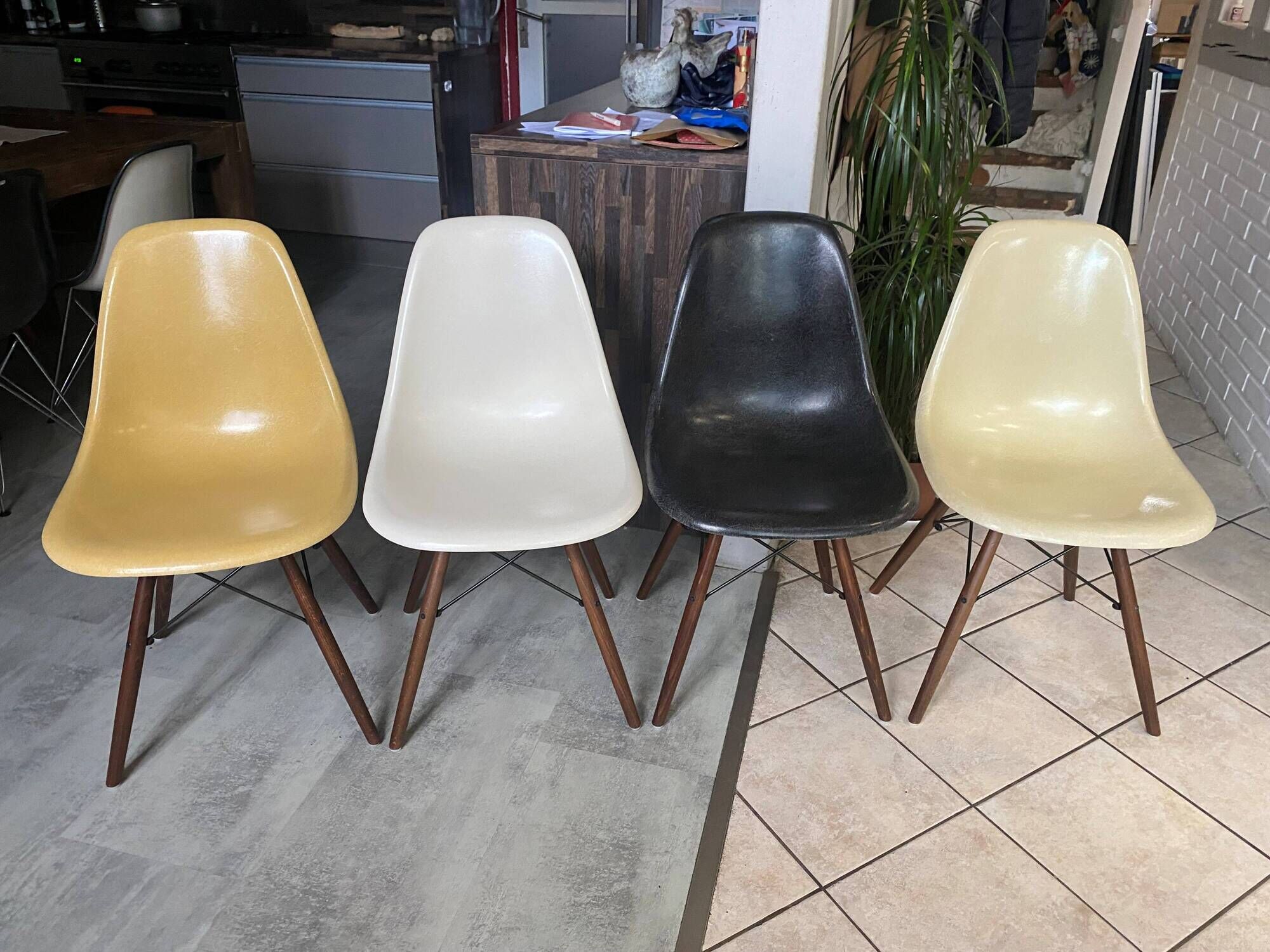 Lot 4 chaises dsw fibre noyer eames herman miller vintage
