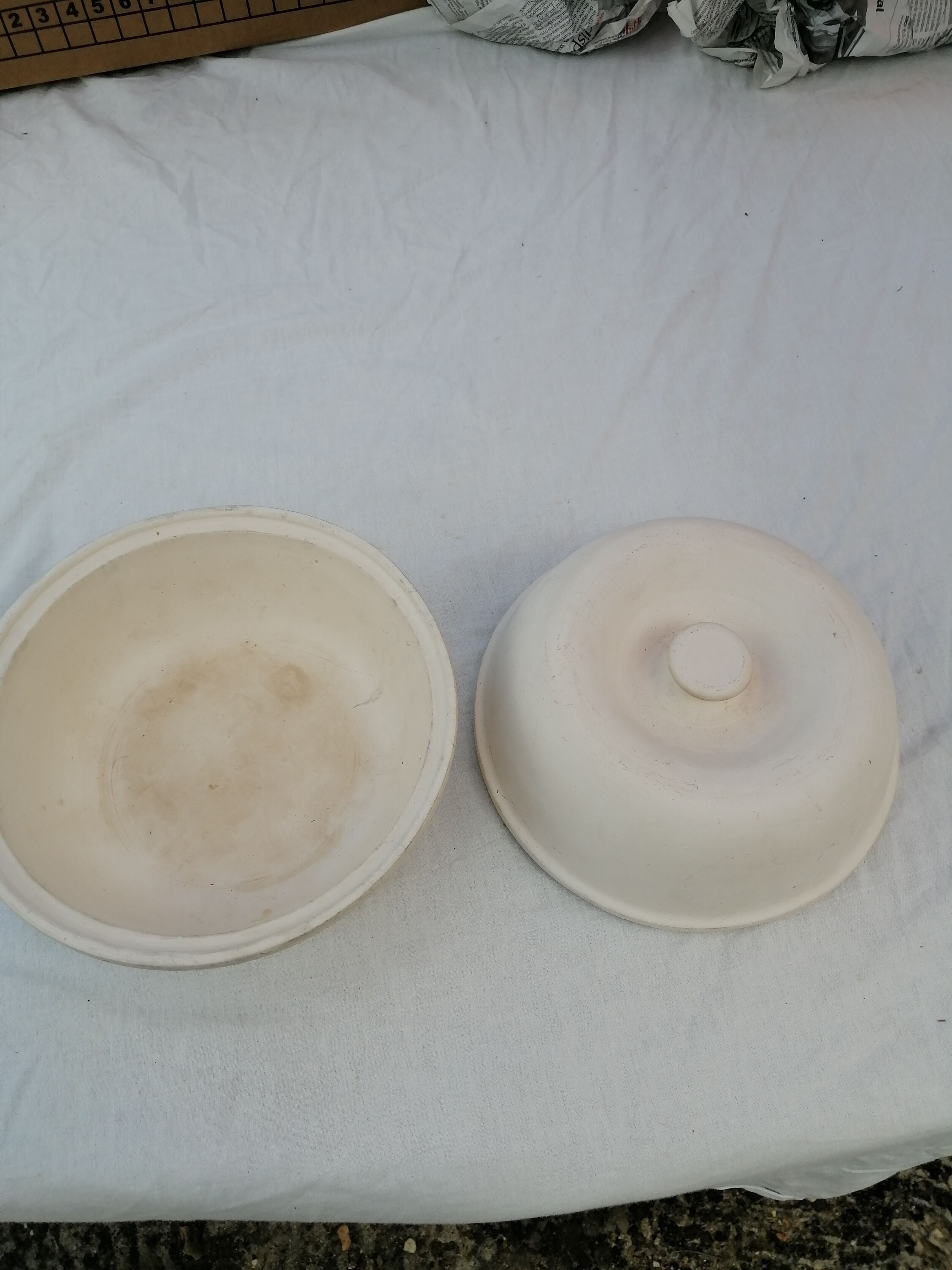 Plat avec cloche en terre cuite