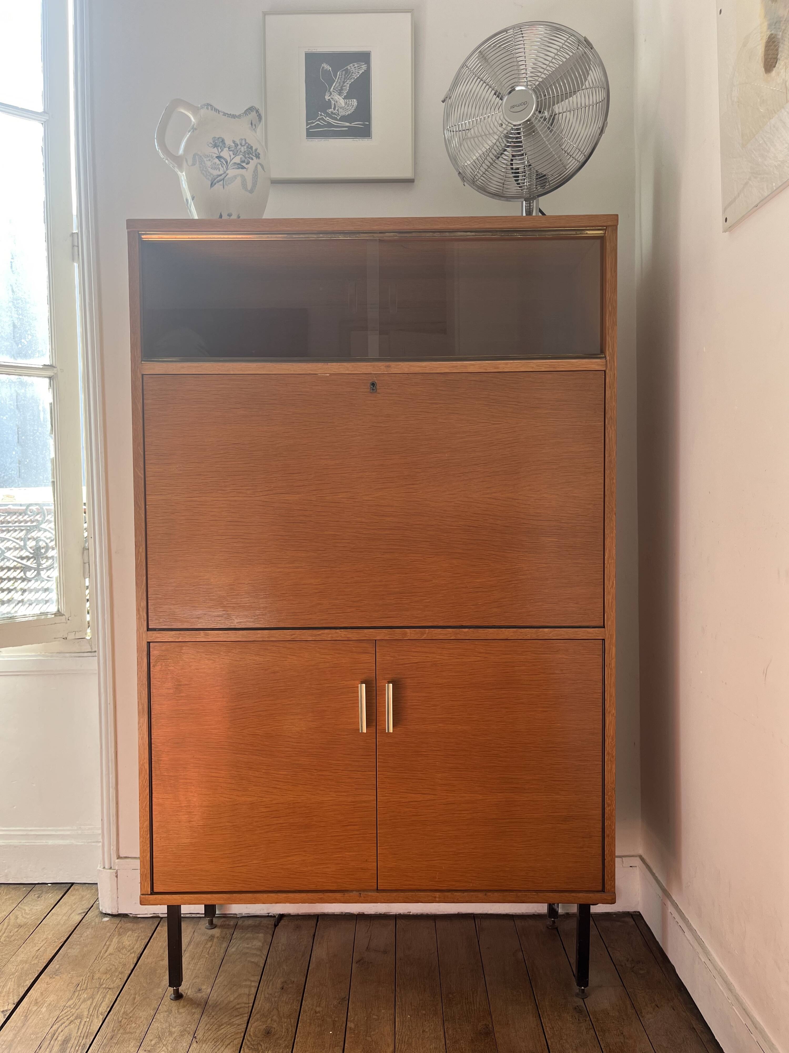 Scandinavian secretary 50-60