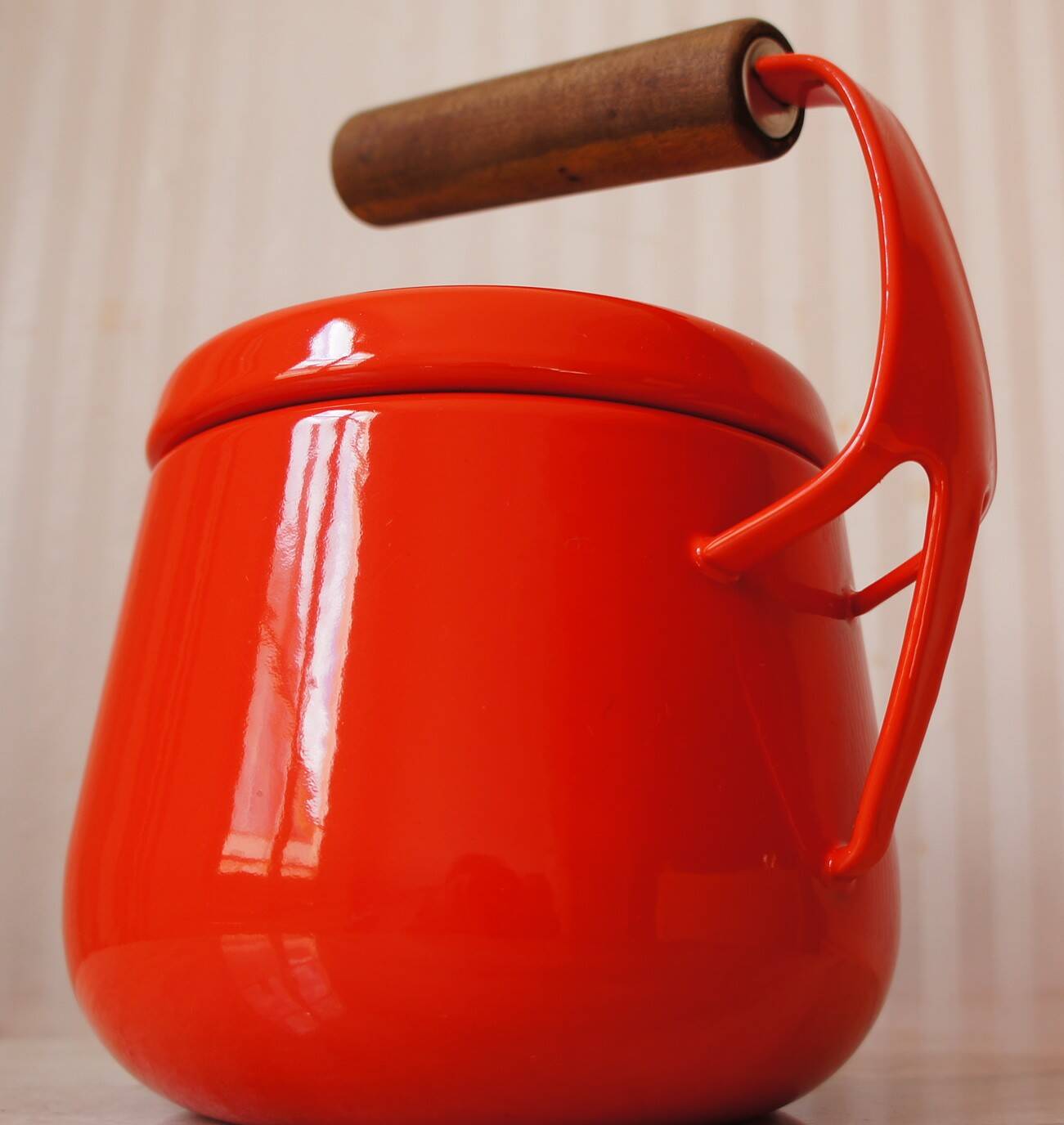 Kobenstyle Jens Quistgaard kettle in enameled metal & solid wood