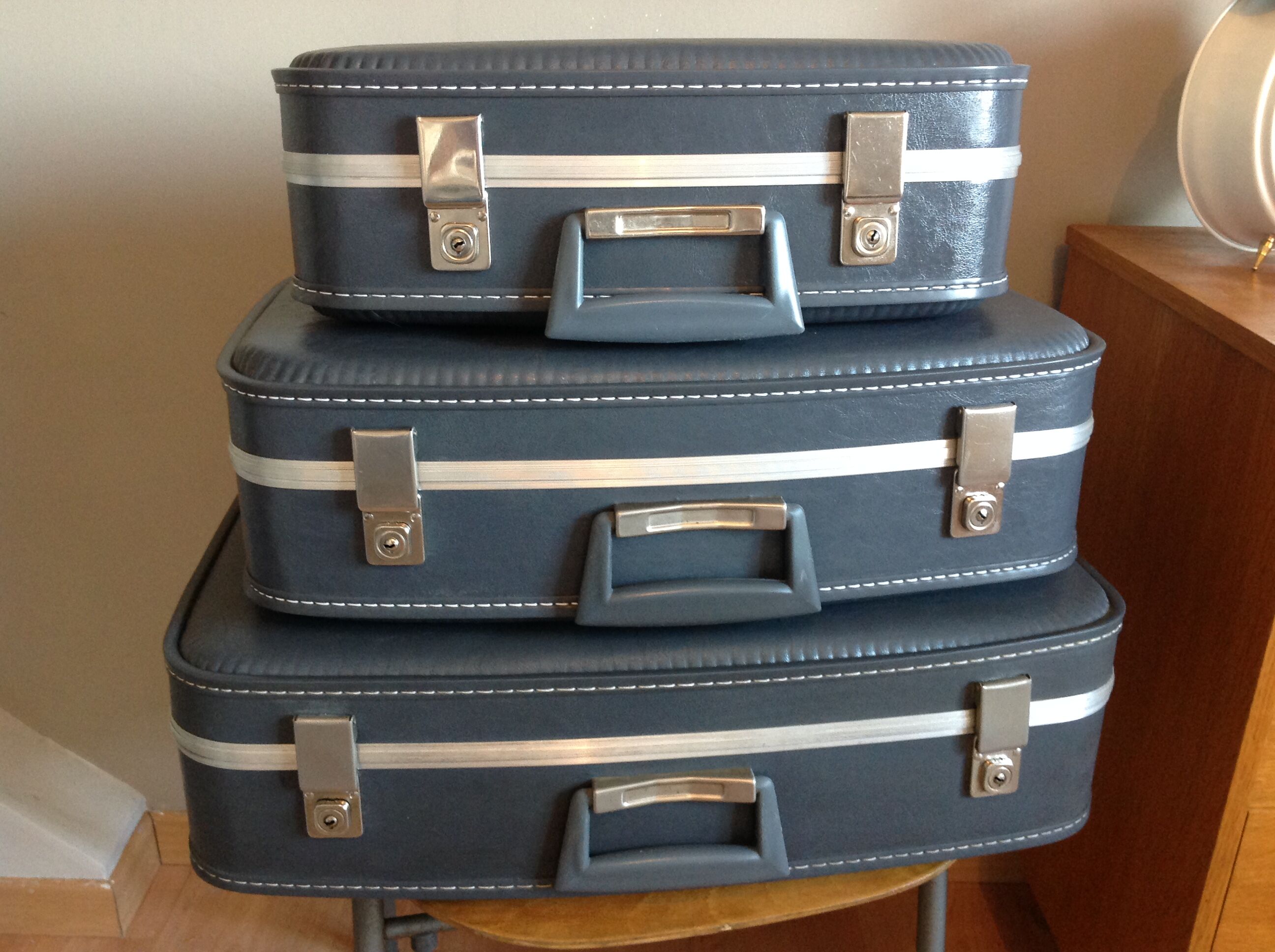 Set of three grey air hostess suitcases / vintage 60s-70s
