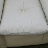 Paire de fauteuils "space age" en cuir. Couleur "crème". Circa 1970.