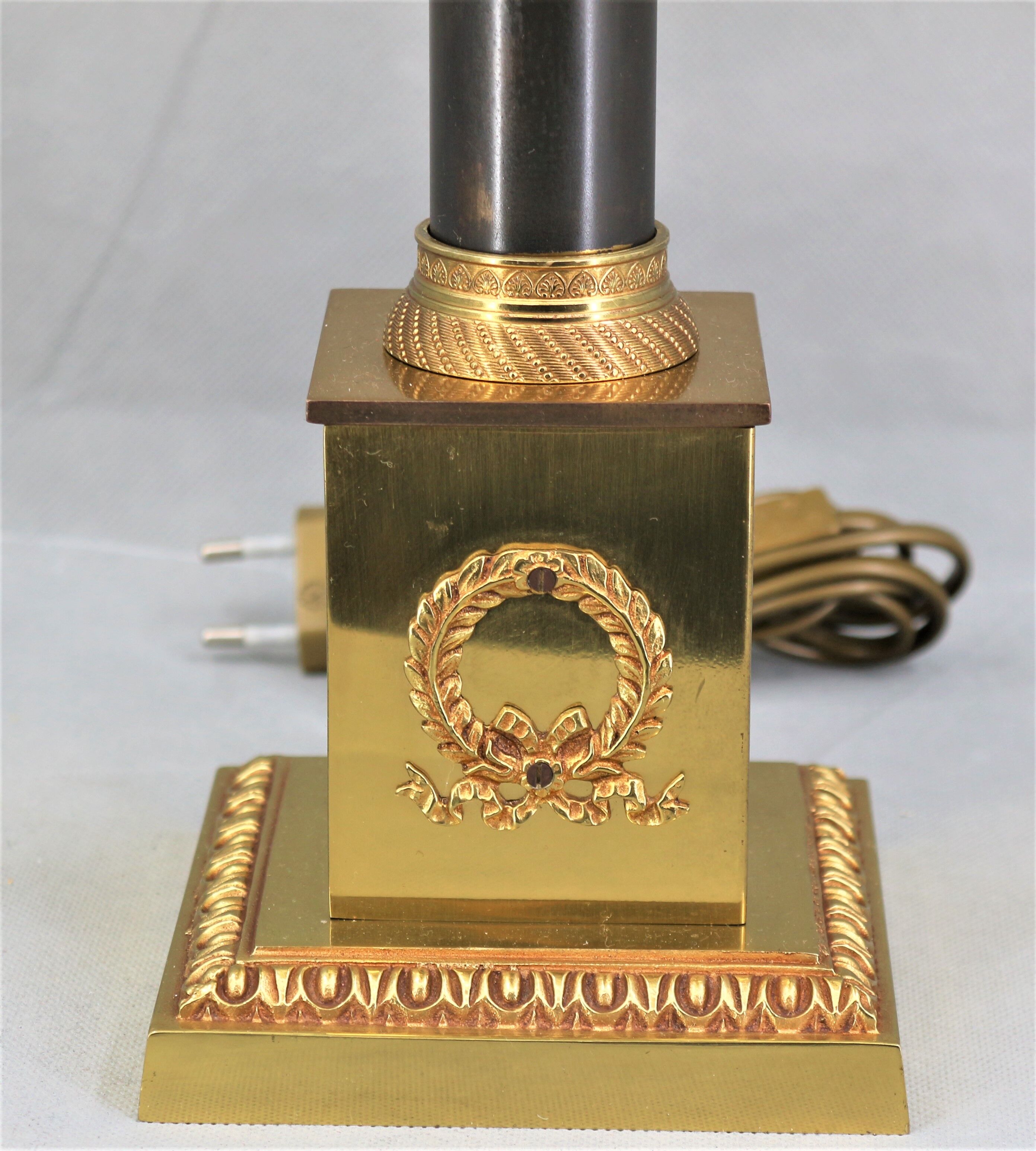 Lampe en bronze doré et patiné de style empire abat jour plissé