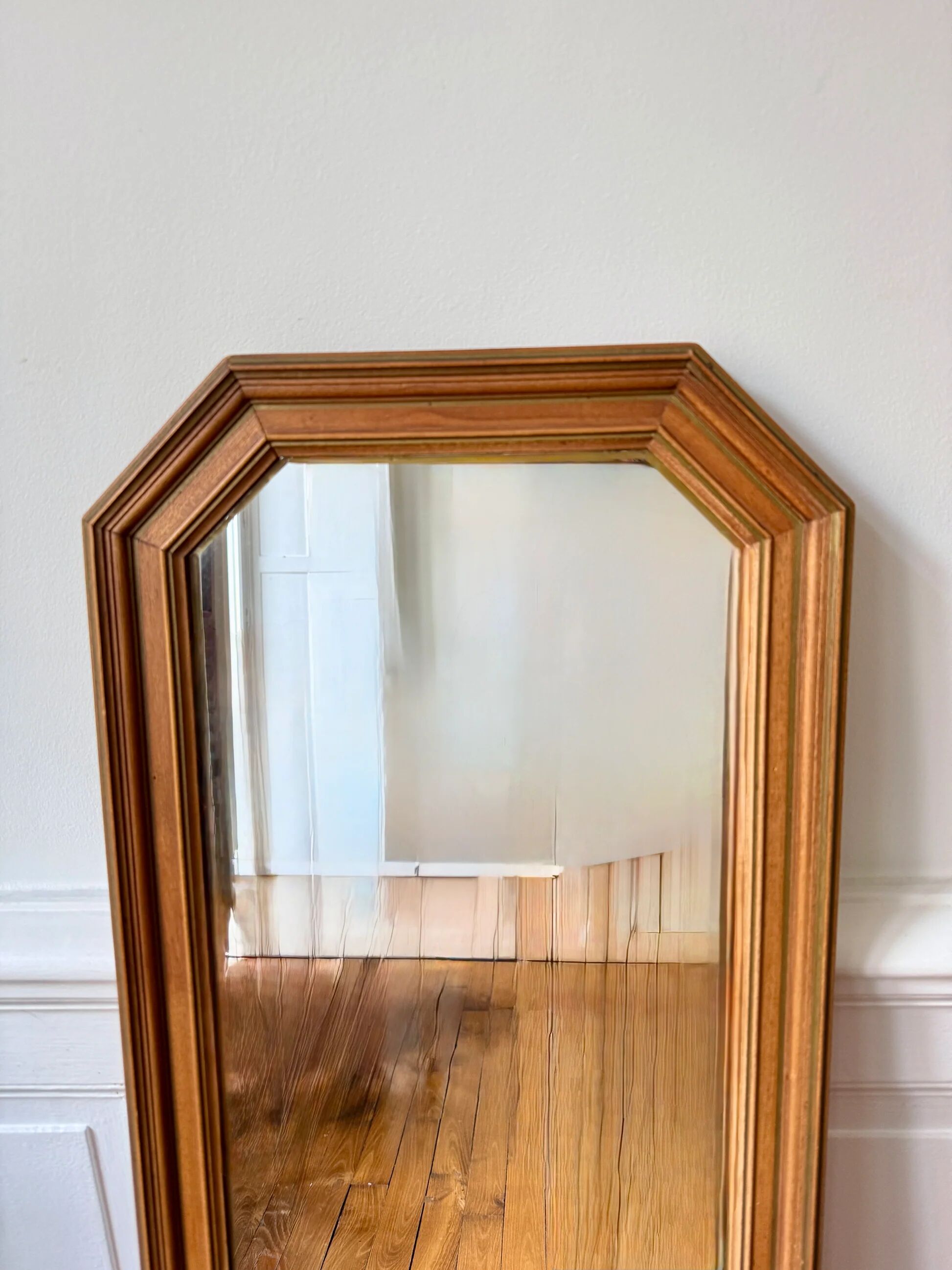Miroir octogonal nervuré en bois doré