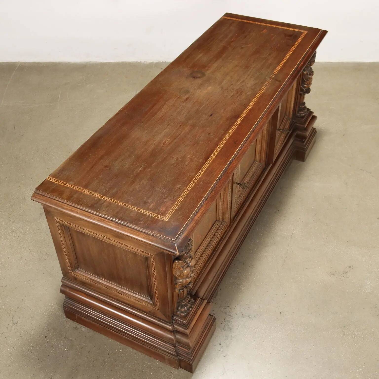 Buffet ancien néo-Renaissance en noyer avec incrustations d’érable, XXe siècle