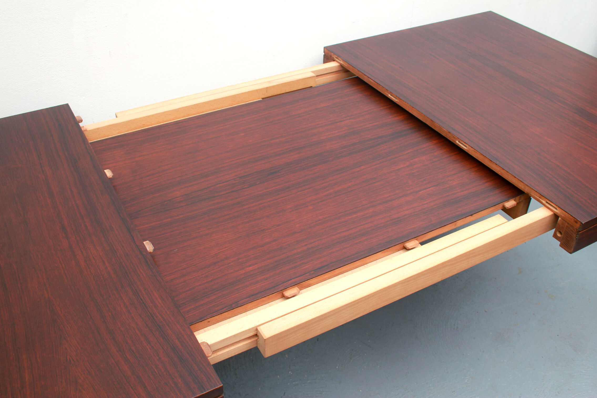 Salle à manger extensible des années 1960 en palissandre, restaurée