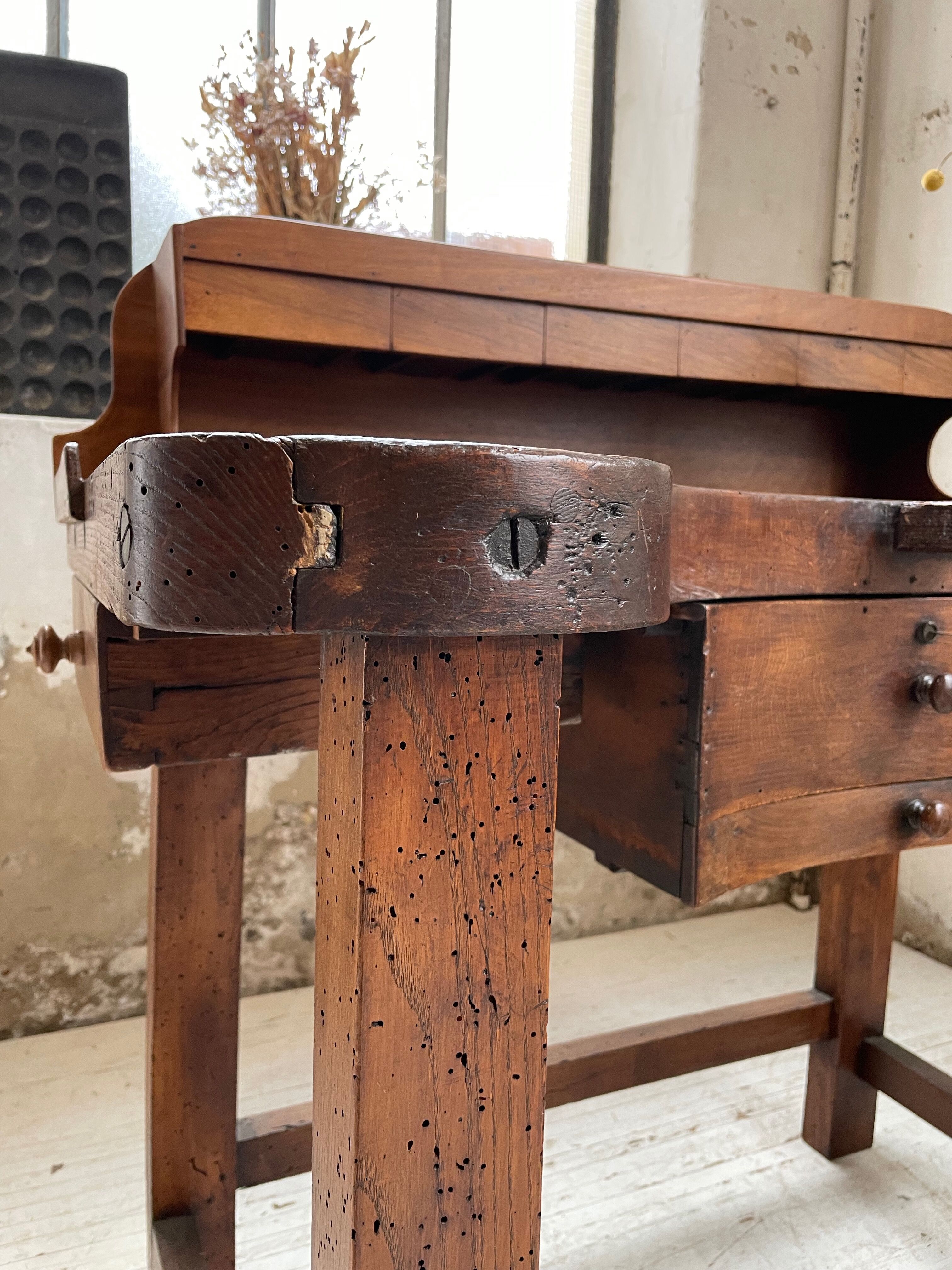 Establishment of jeweler XIXth oak