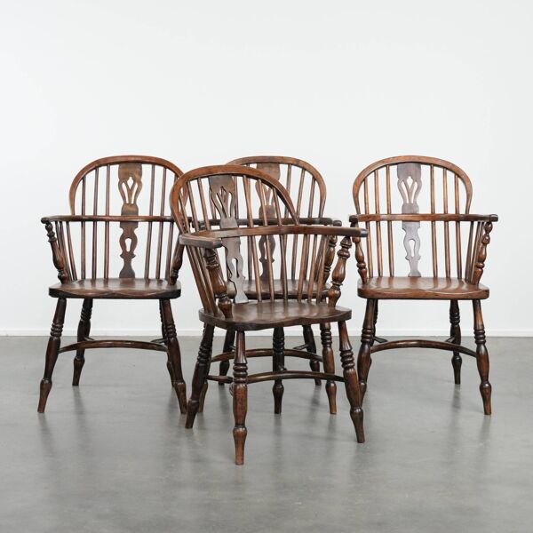 Ensemble ancien de 4 chaises basses Windsor anglaises de caractère
