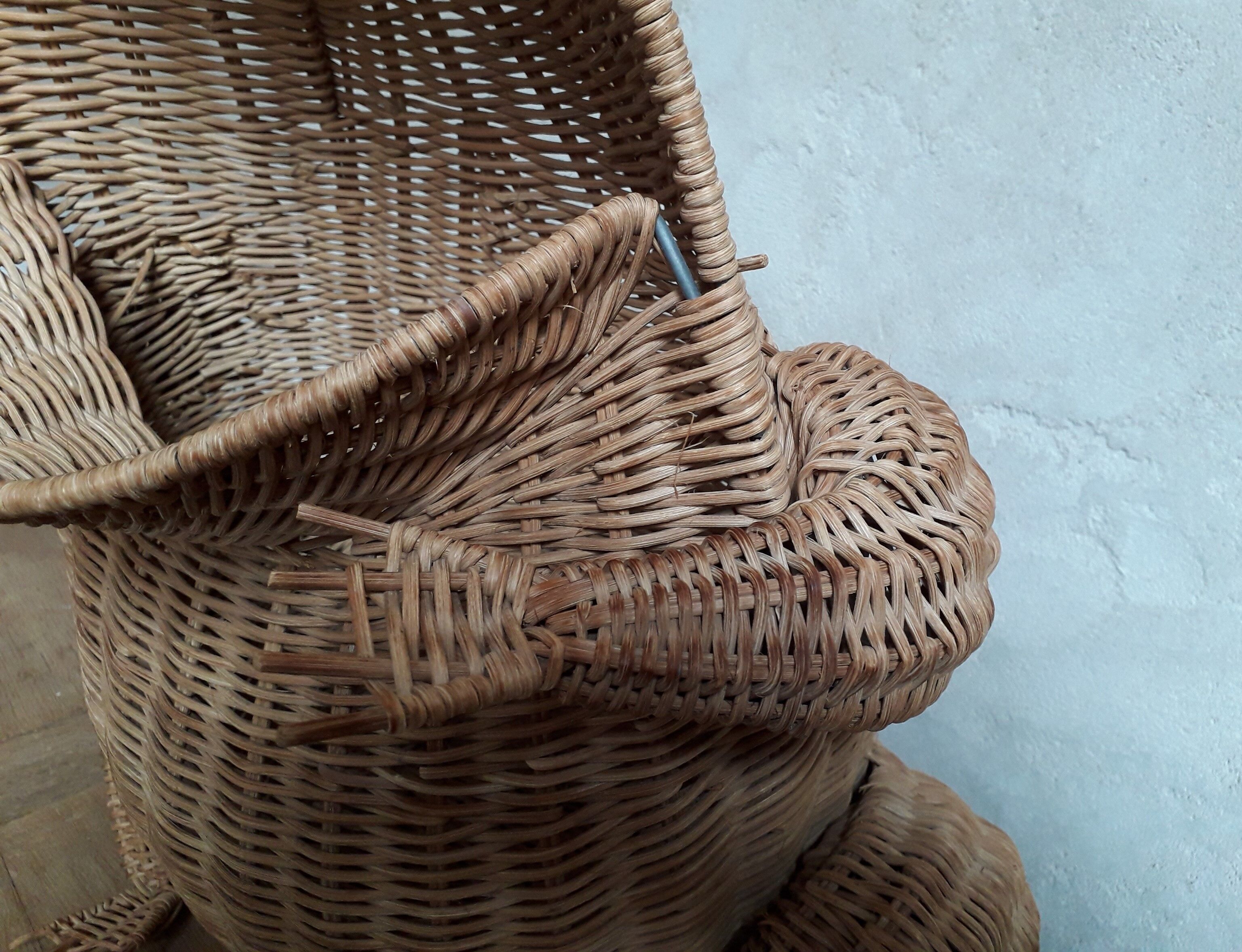 Frog in rattan magazine holder