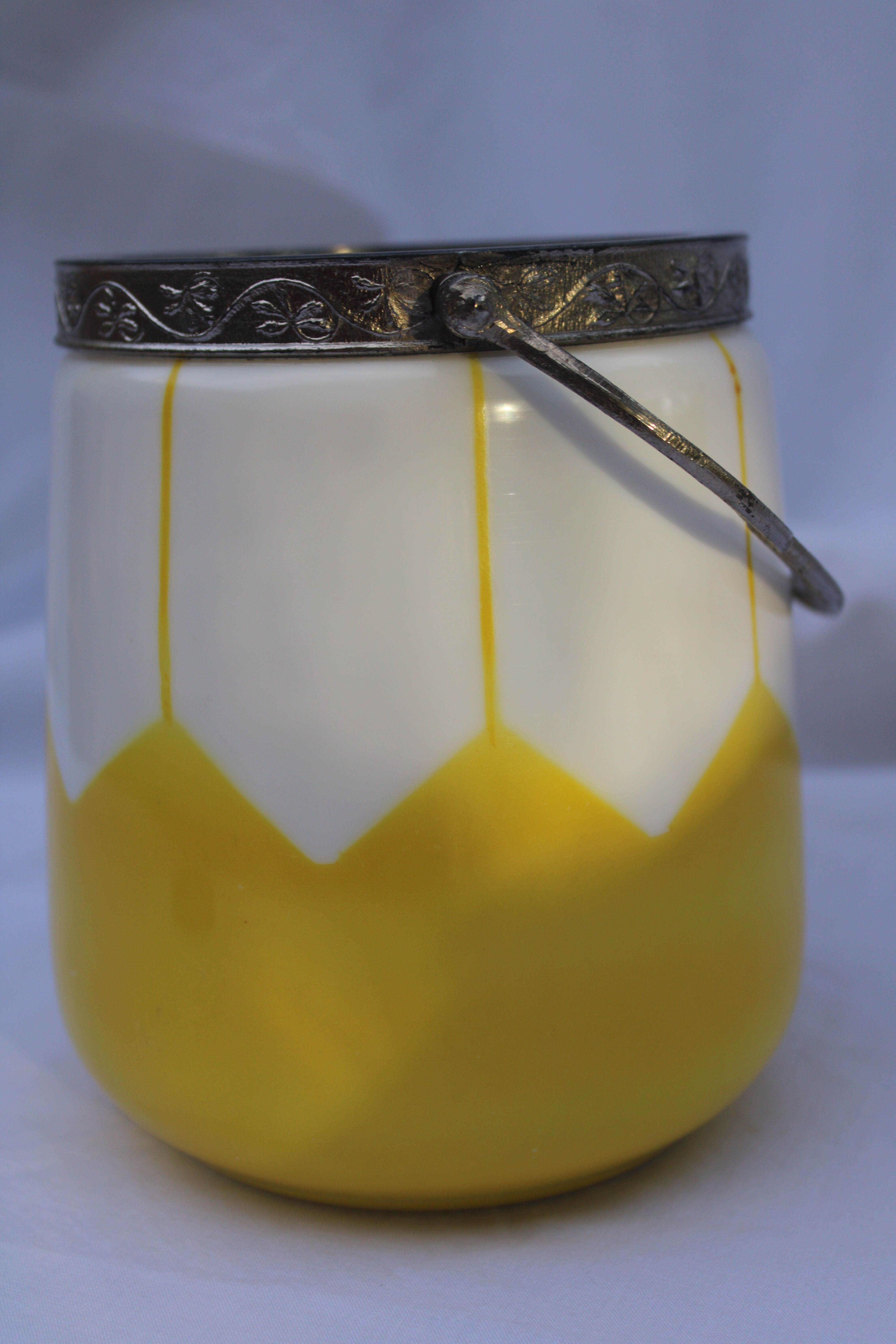 Ancien seau à glace opaline blanche et jaune