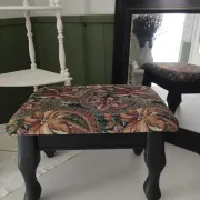 Petit ottoman repose-pied tapisserie vintage.