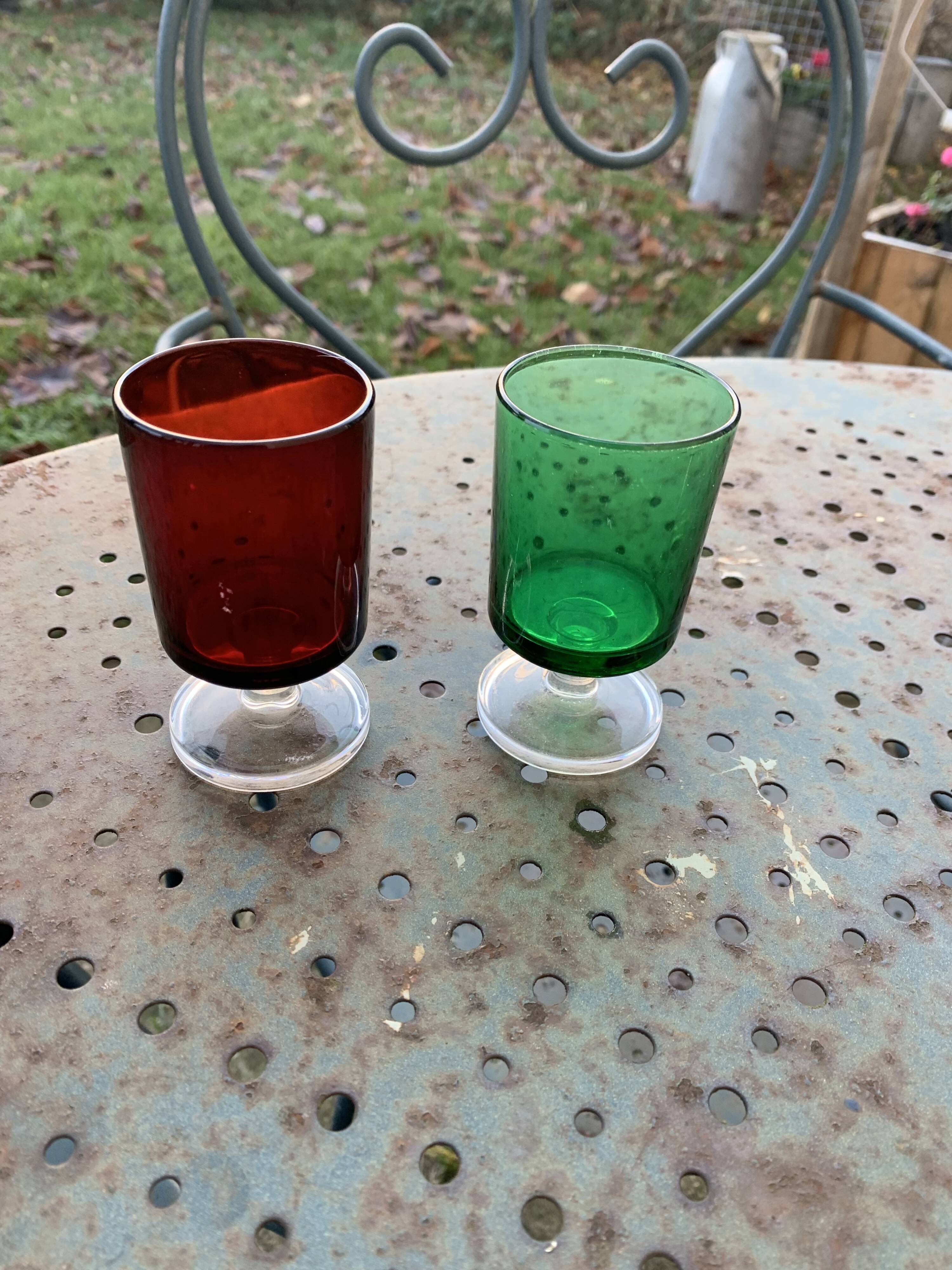 11 wine or aperitif glasses, 6 green and 5 red vintage 1970