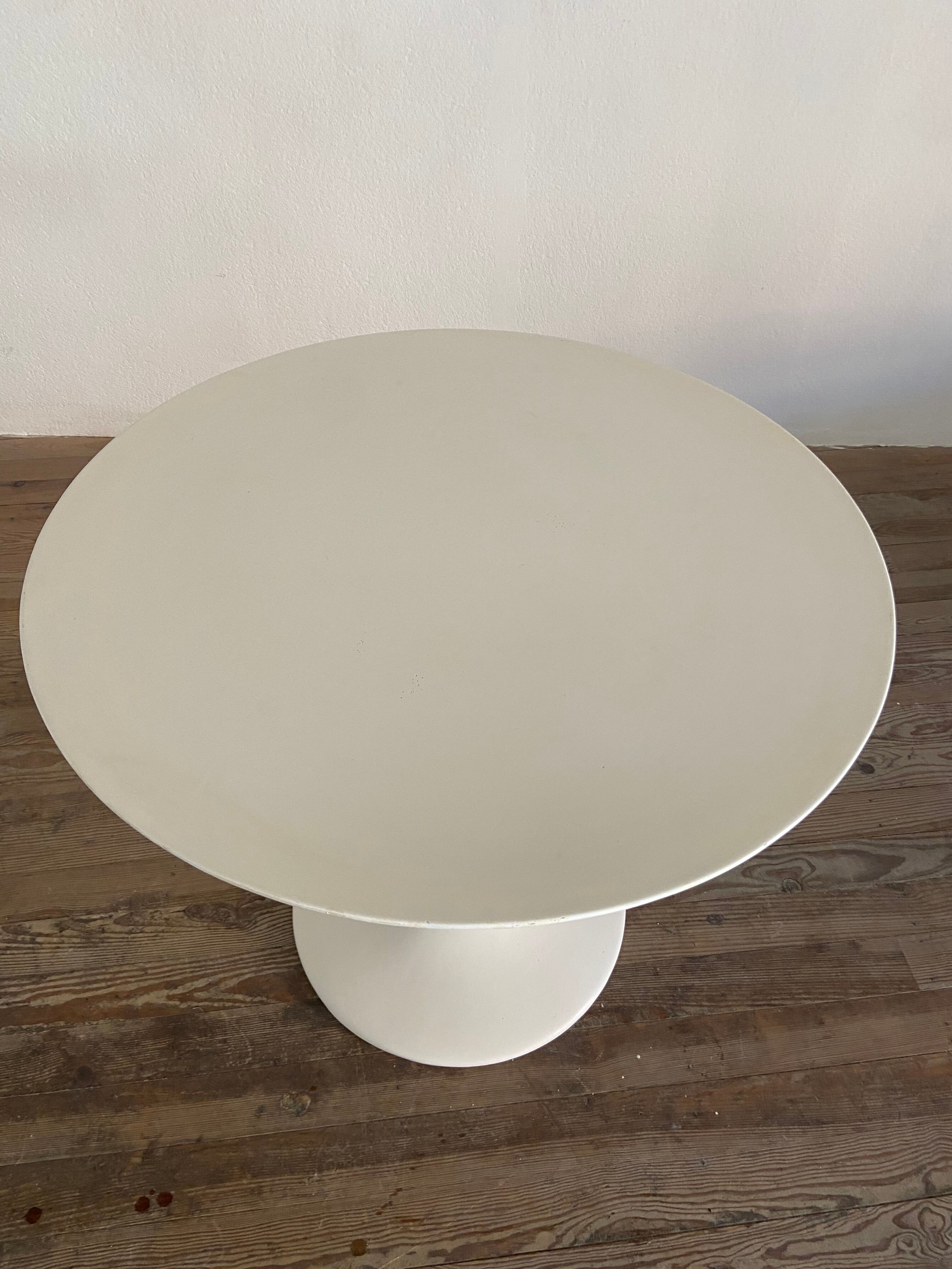 Vintage tulip table 1970