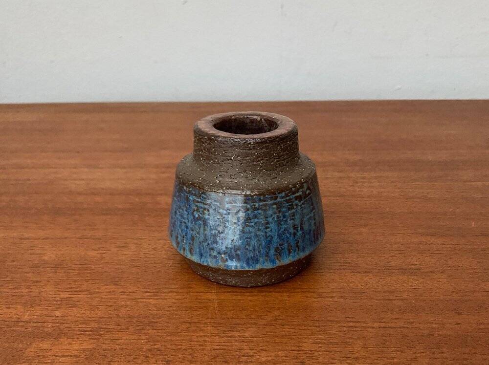 Minimalist studio pottery vase from mid-century Danish artist Michael Andersen, Bornholm, 1960s.