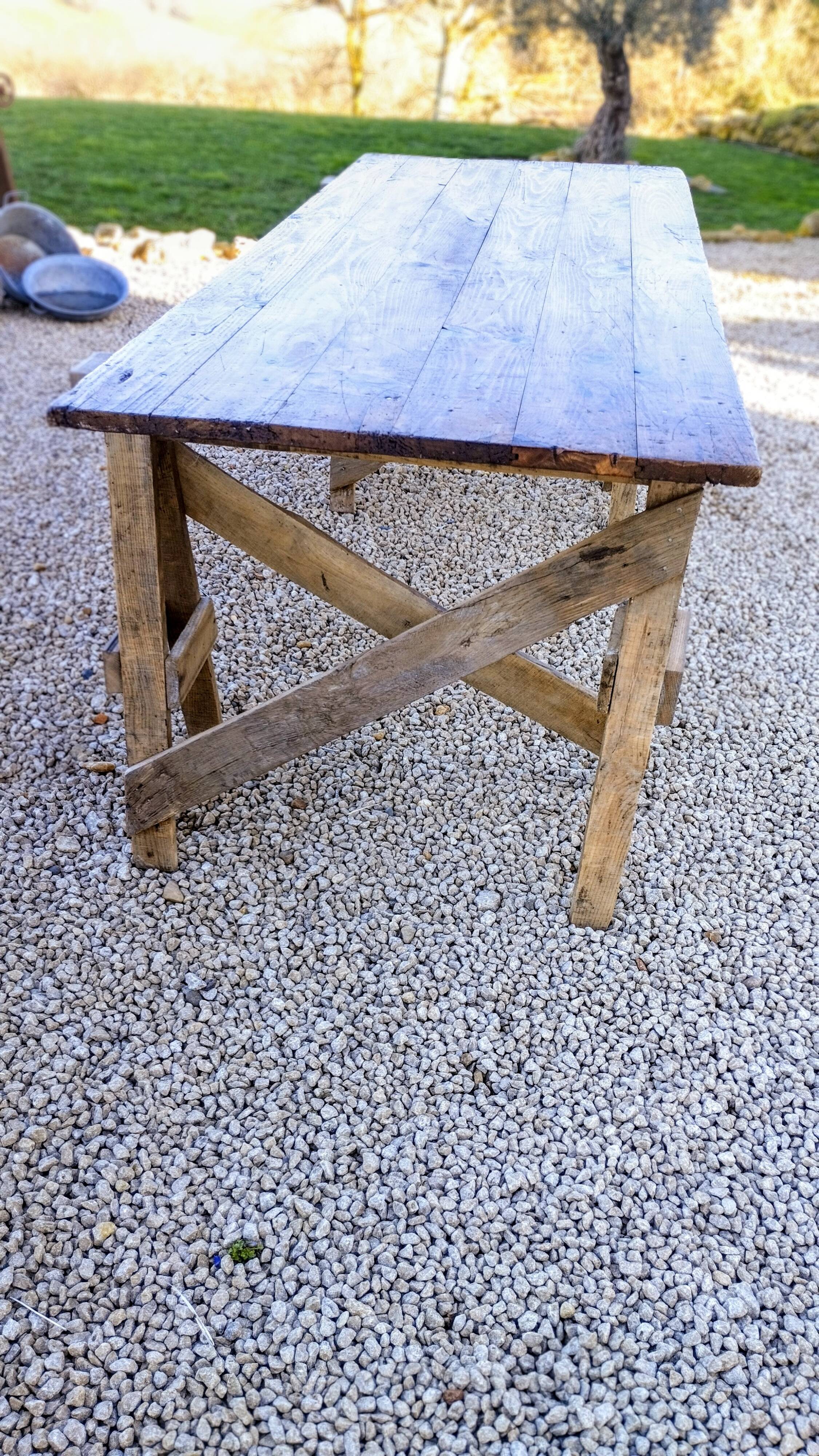 Table de ferme rustique patinée sur de lourds tréteaux