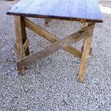 Table de ferme rustique patinée sur de lourds tréteaux