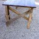 Table de ferme rustique patinée sur de lourds tréteaux
