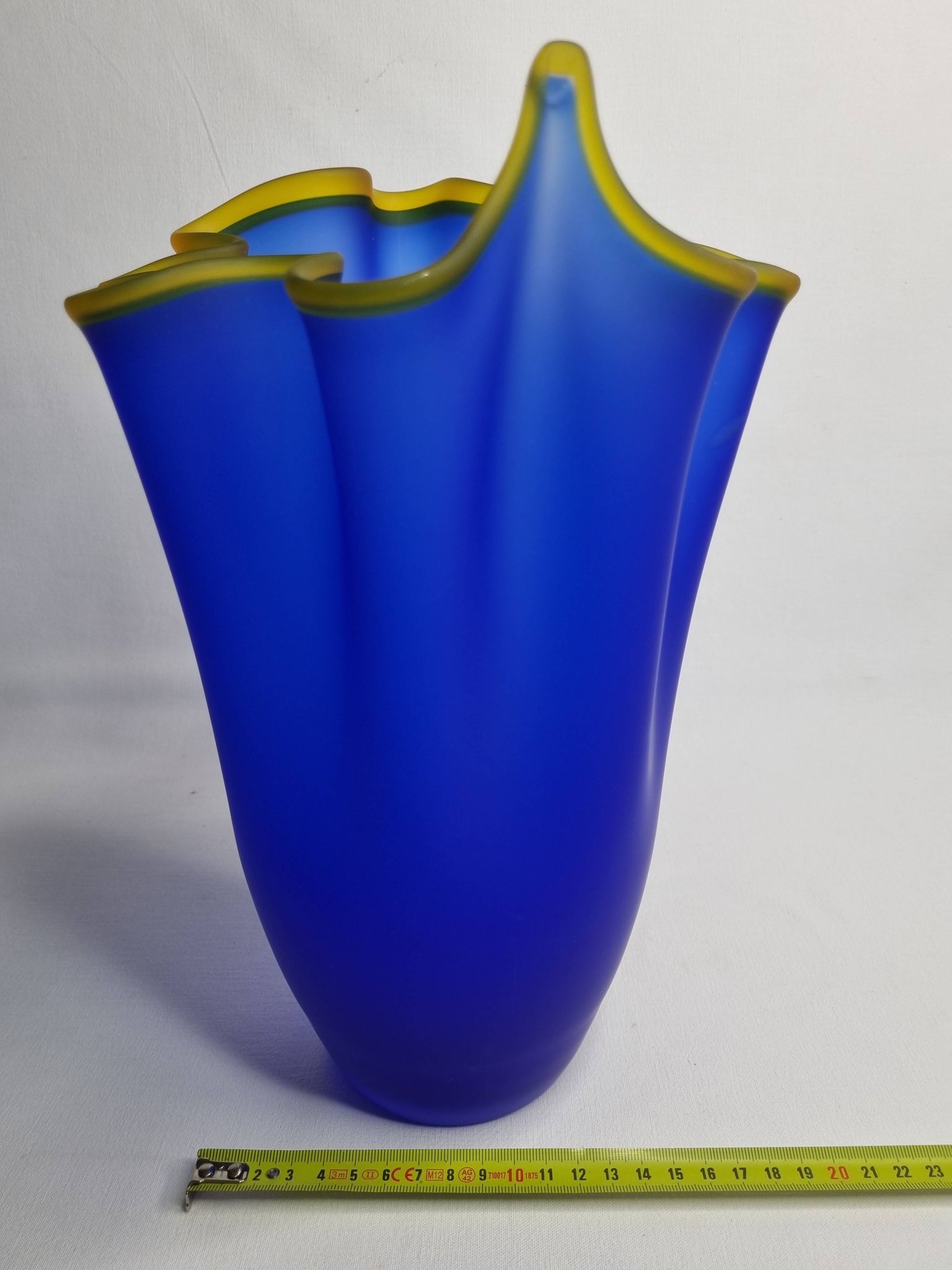 Vase handkerchief in vintage Murano glass, cobalt blue with yellow edging, 80s, 30 cm