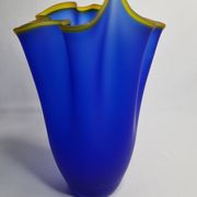 Vase handkerchief in vintage Murano glass, cobalt blue with yellow edging, 80s, 30 cm