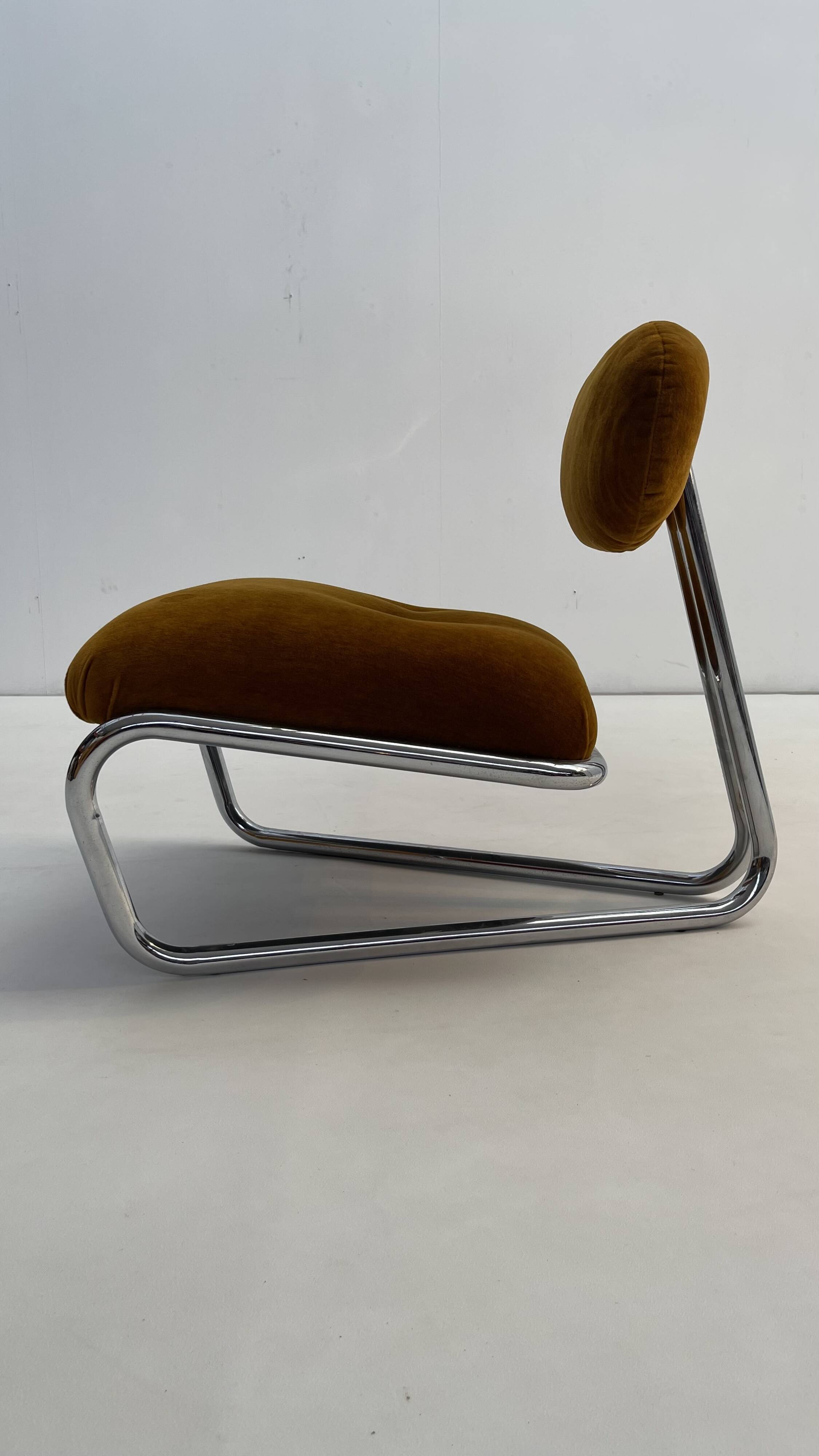 Little tubular lounge chair in rusty amber velvet