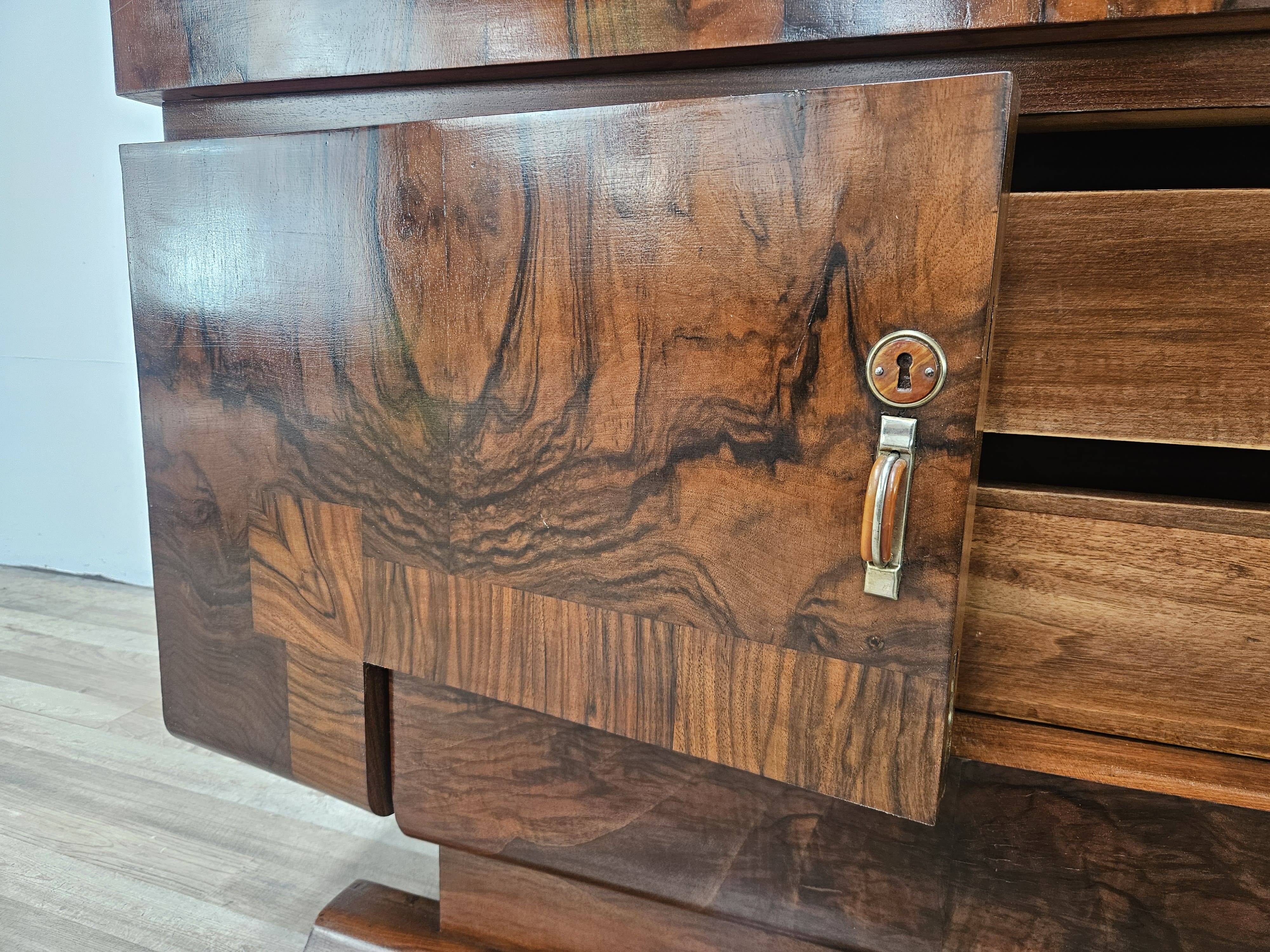 Exclusive 1940s Art Decò sideboard in walnut burl with mirror