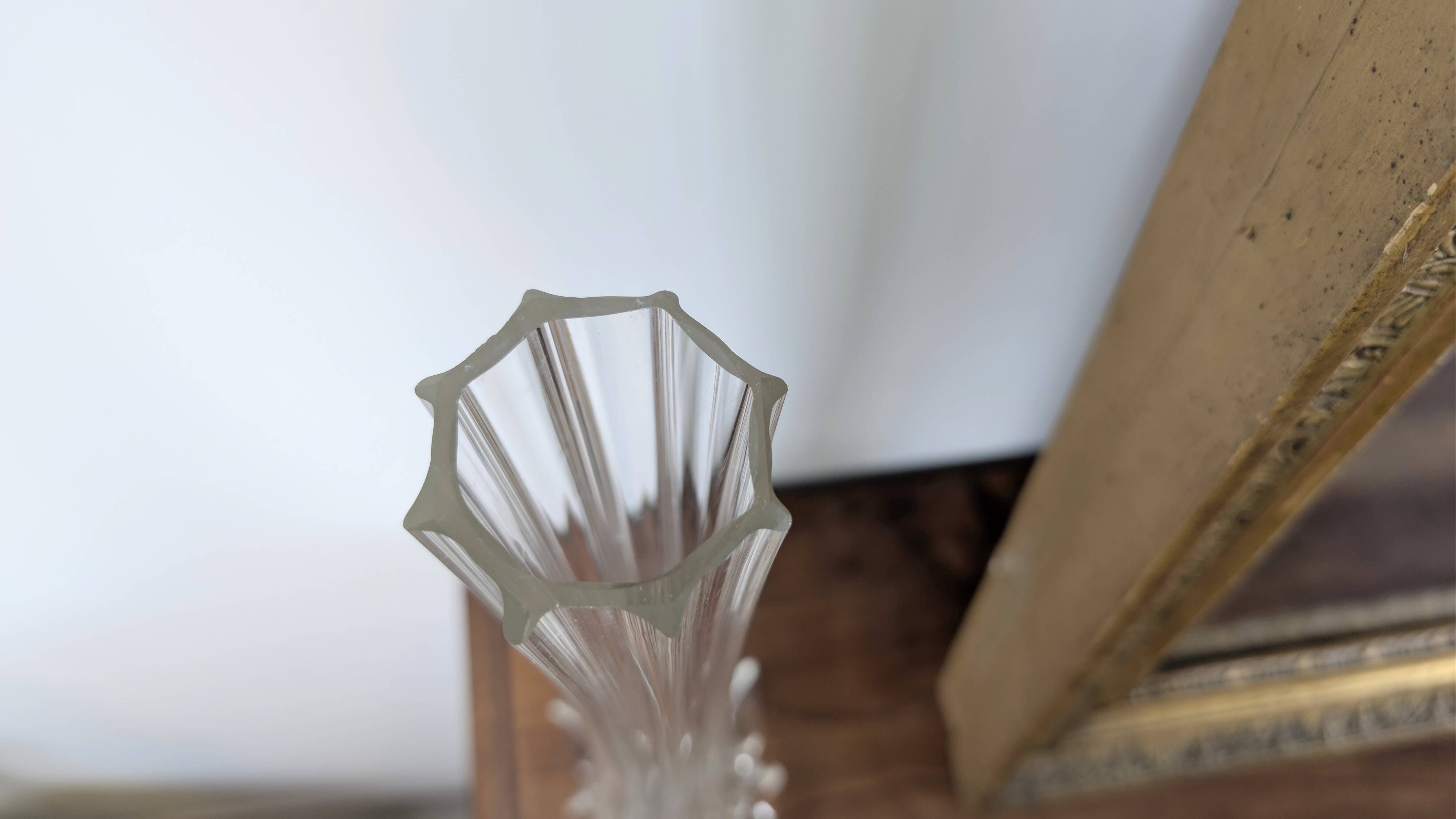 Large vintage ribbed glass soliflore – Elegant mid-20th century design