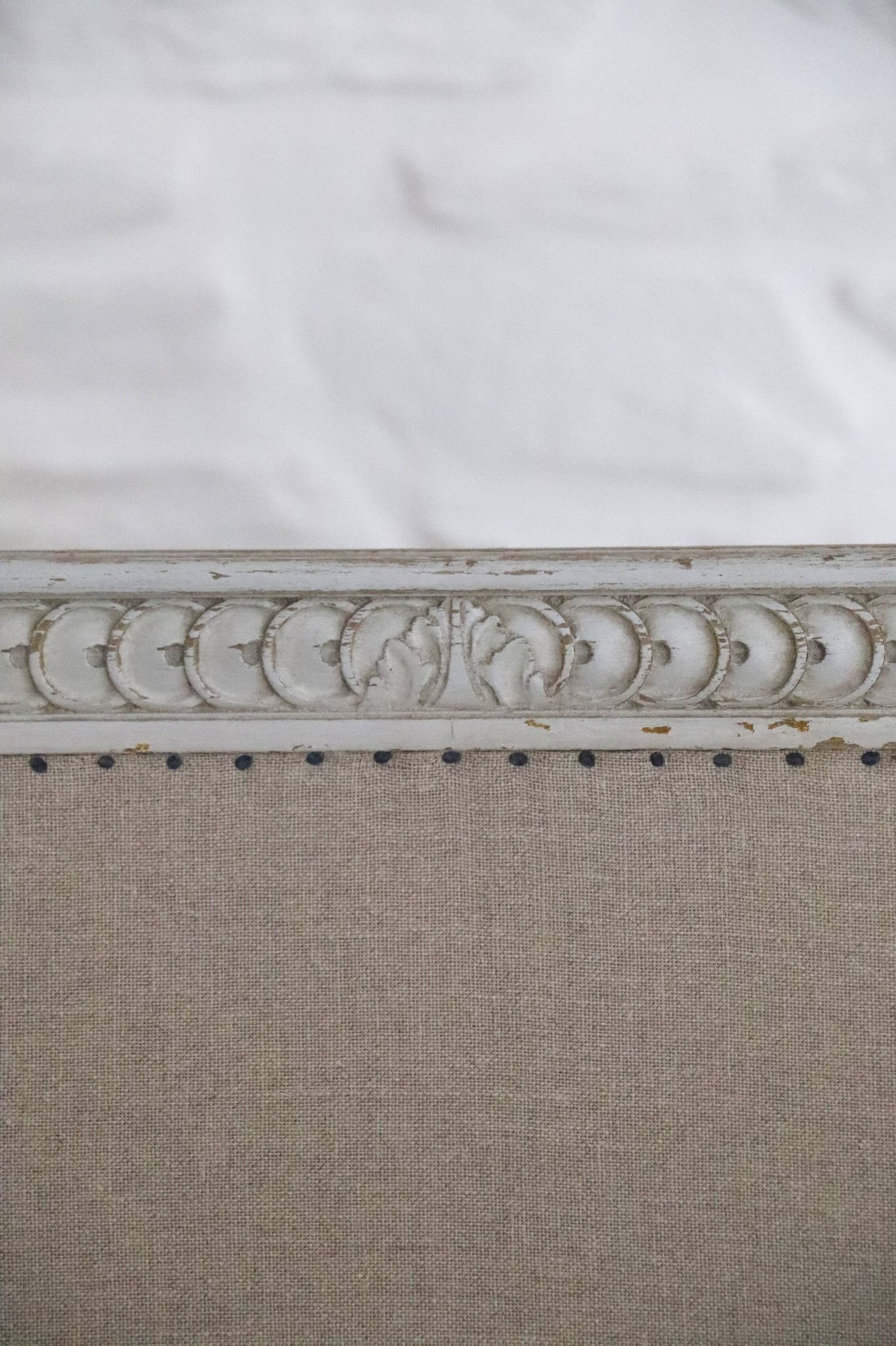 Lit de repos - banquette style Louis XVI retapissé en lin