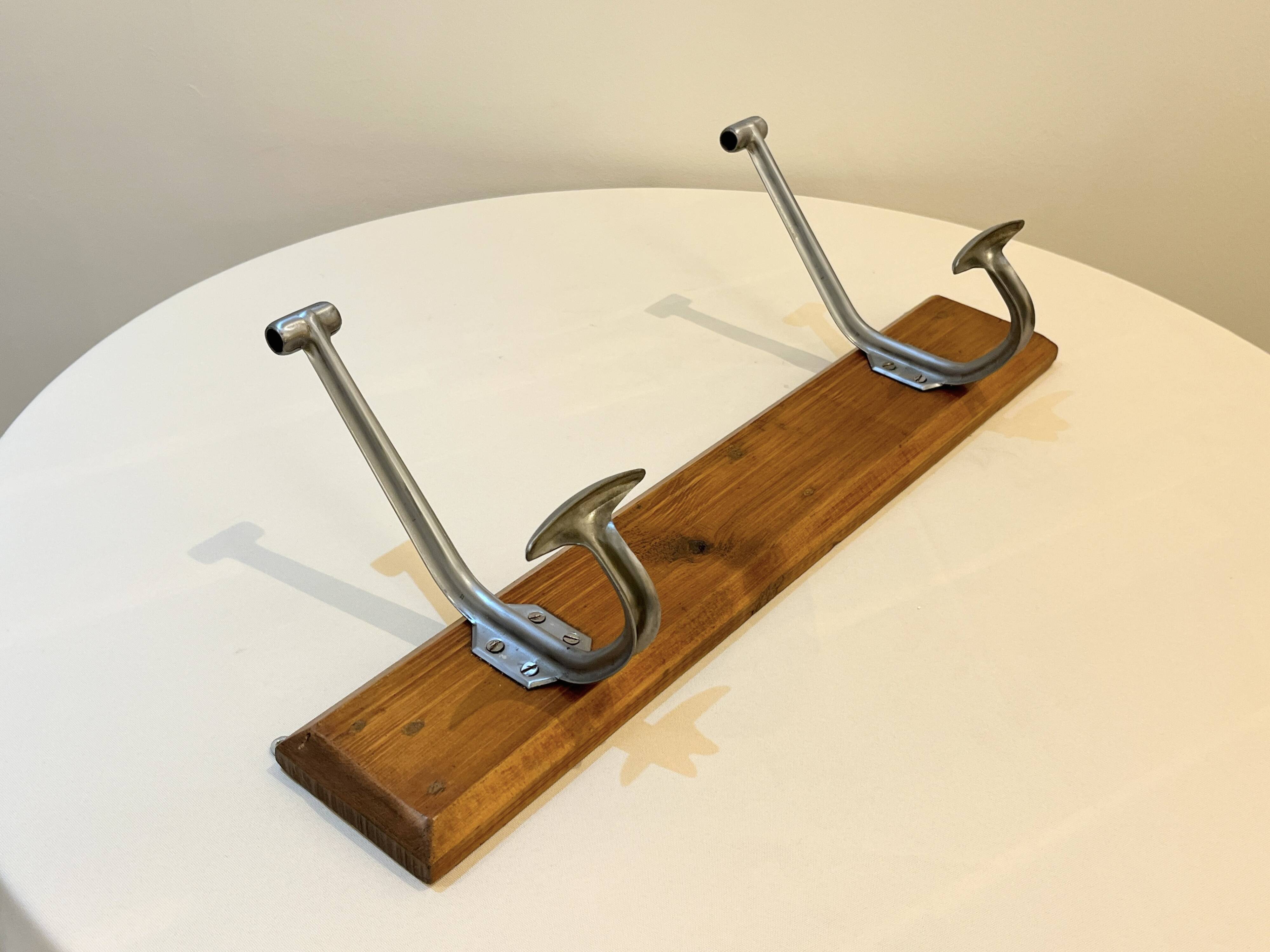 54 cm Ancien porte manteau mural d'école en bois et métal 2 patères double