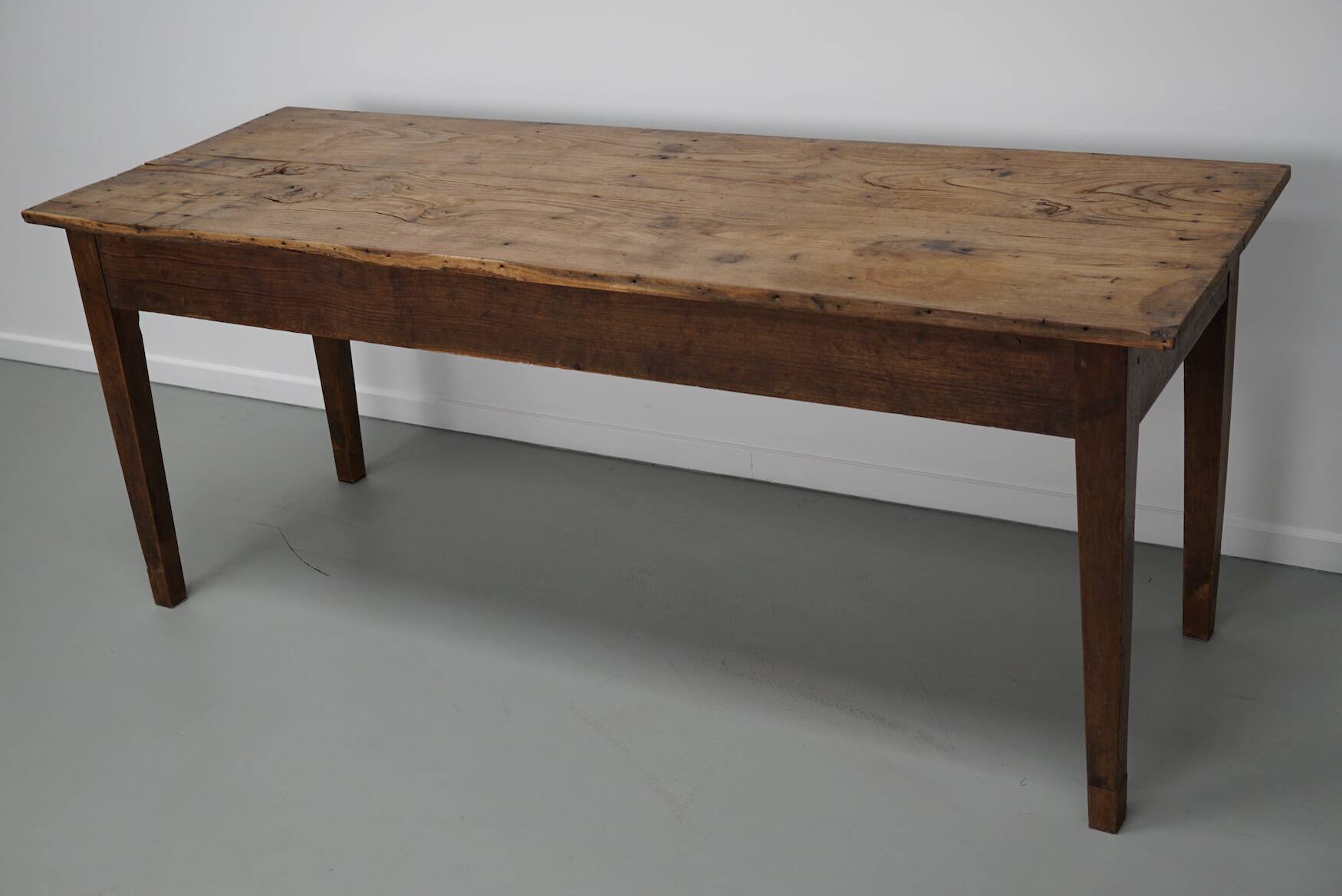 Table à manger rustique française en orme, XIXe siècle