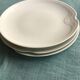 3 assiettes à dessert ou de service en porcelaine blanche