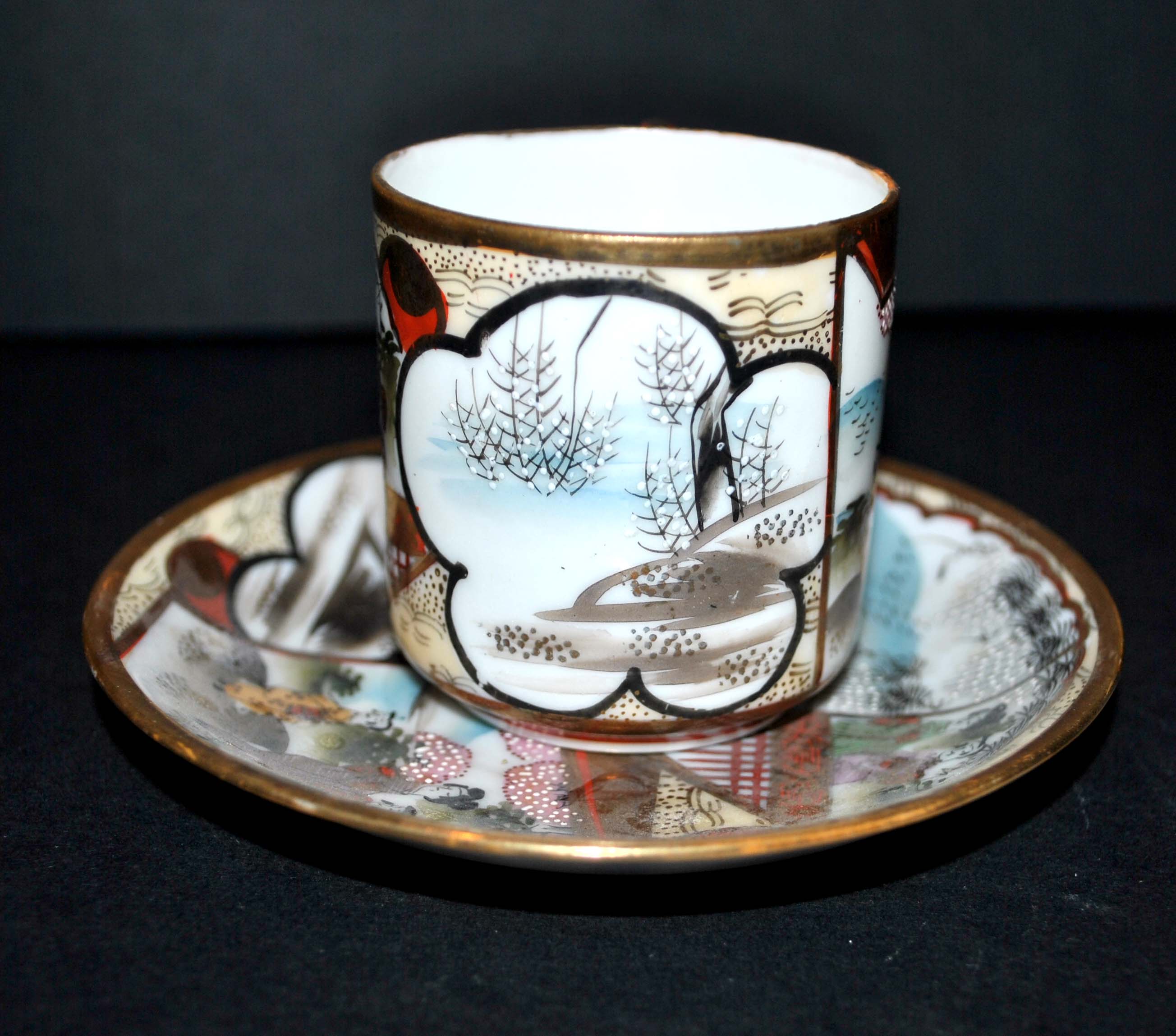 Tasse ancienne en porcelaine fine  japonaise - Décor Geisha Kimono peint main
