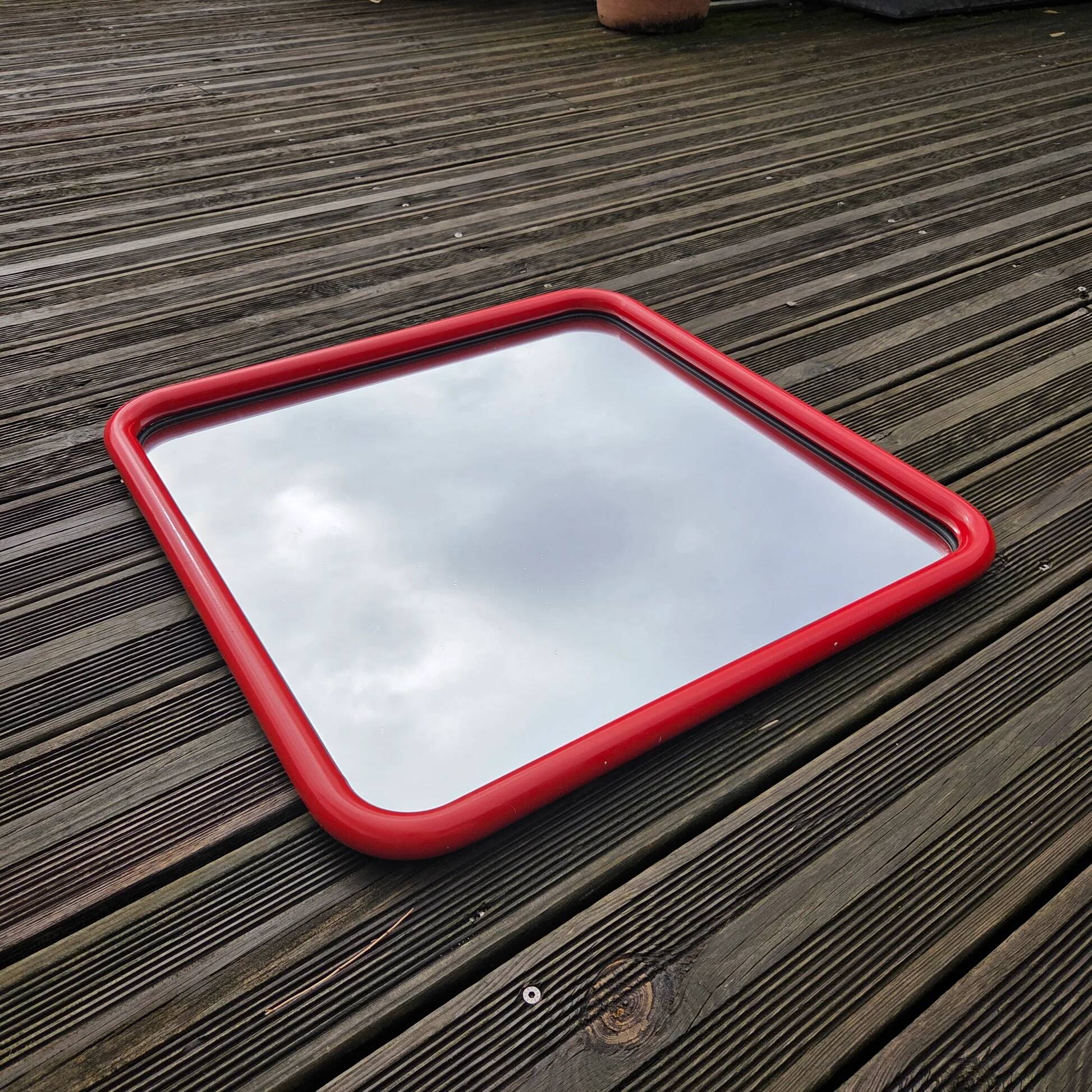 Vintage square mirror in red lacquered metal 60x60.