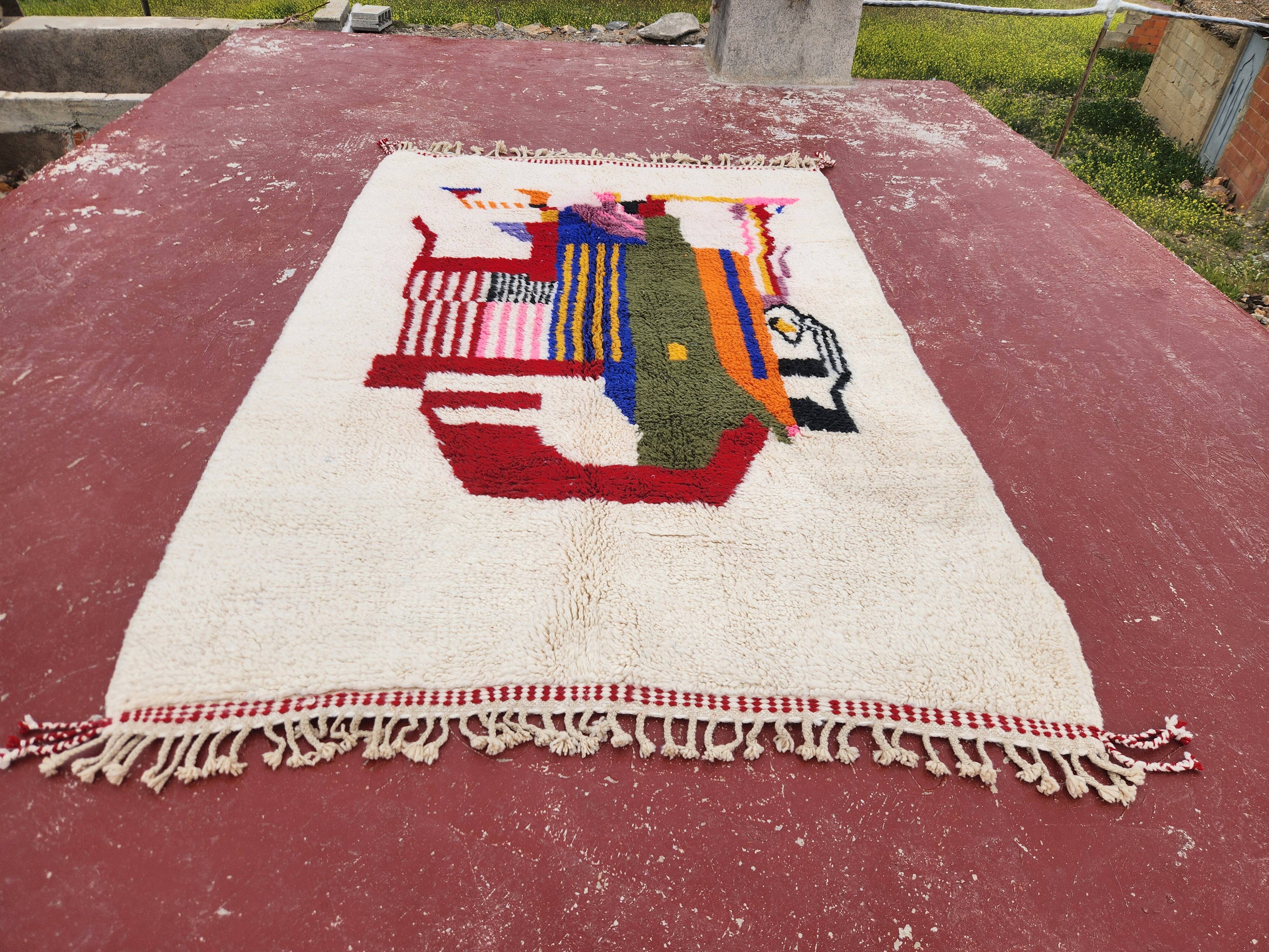 Tapis berbère artistique 243x156 cm – Laine écrue & motifs abstraits coloré