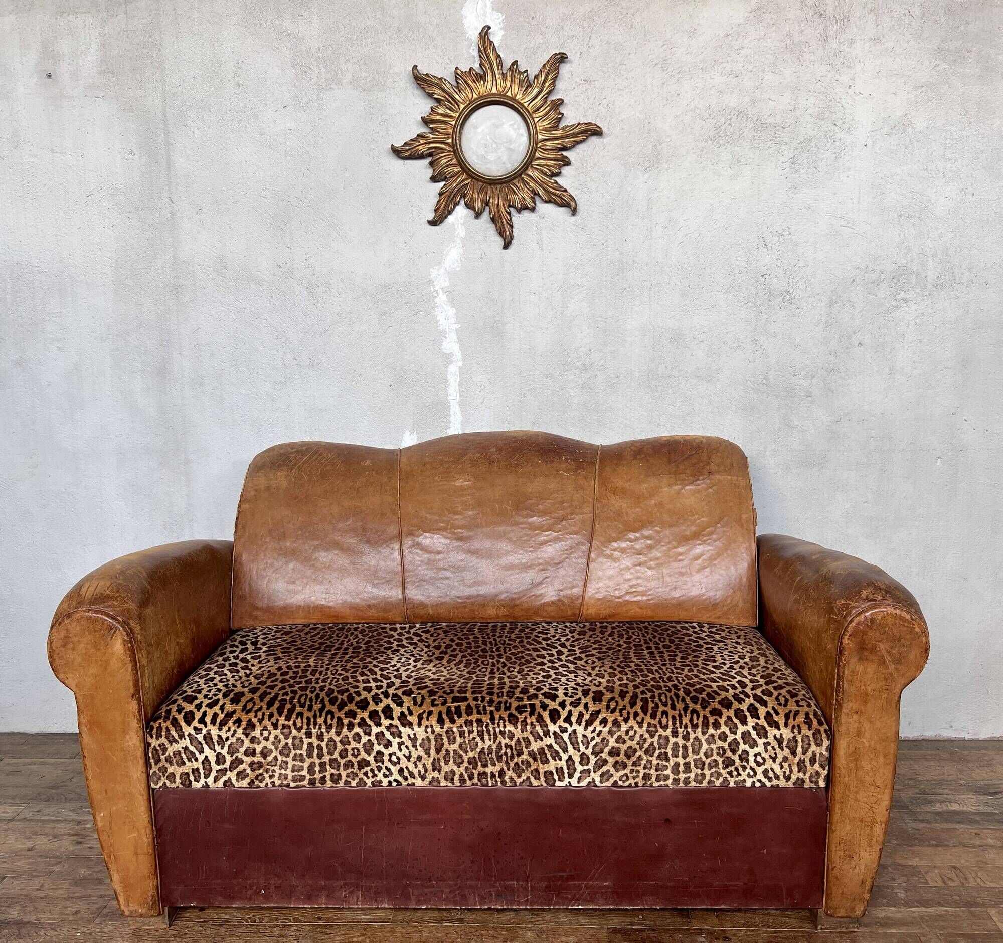 Canapé club Art Déco en cuir et motif léopard