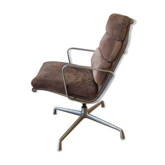 Fauteuil ea 216 de Charles et Ray Eames