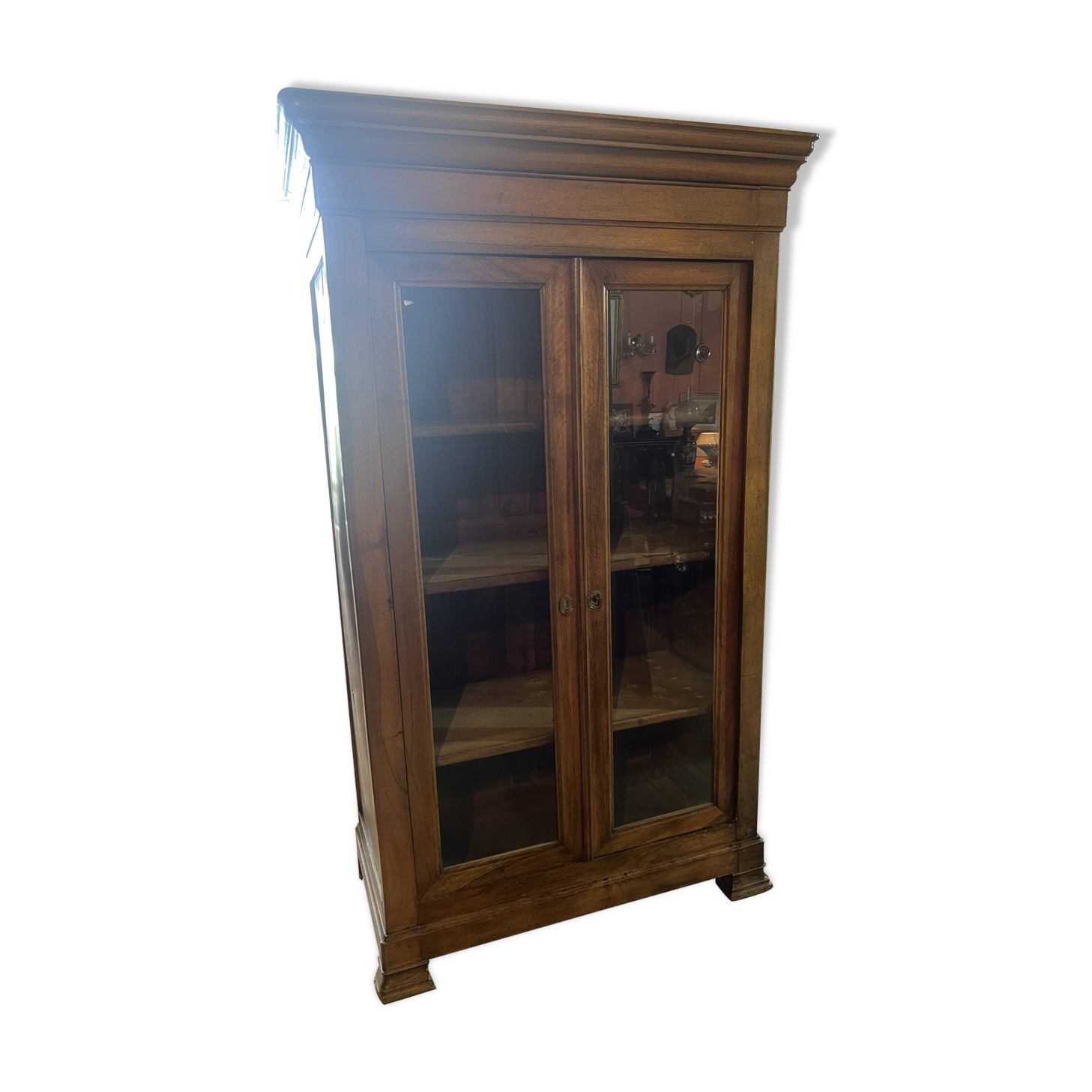 Two-door display cabinet in Louis Philippe style.