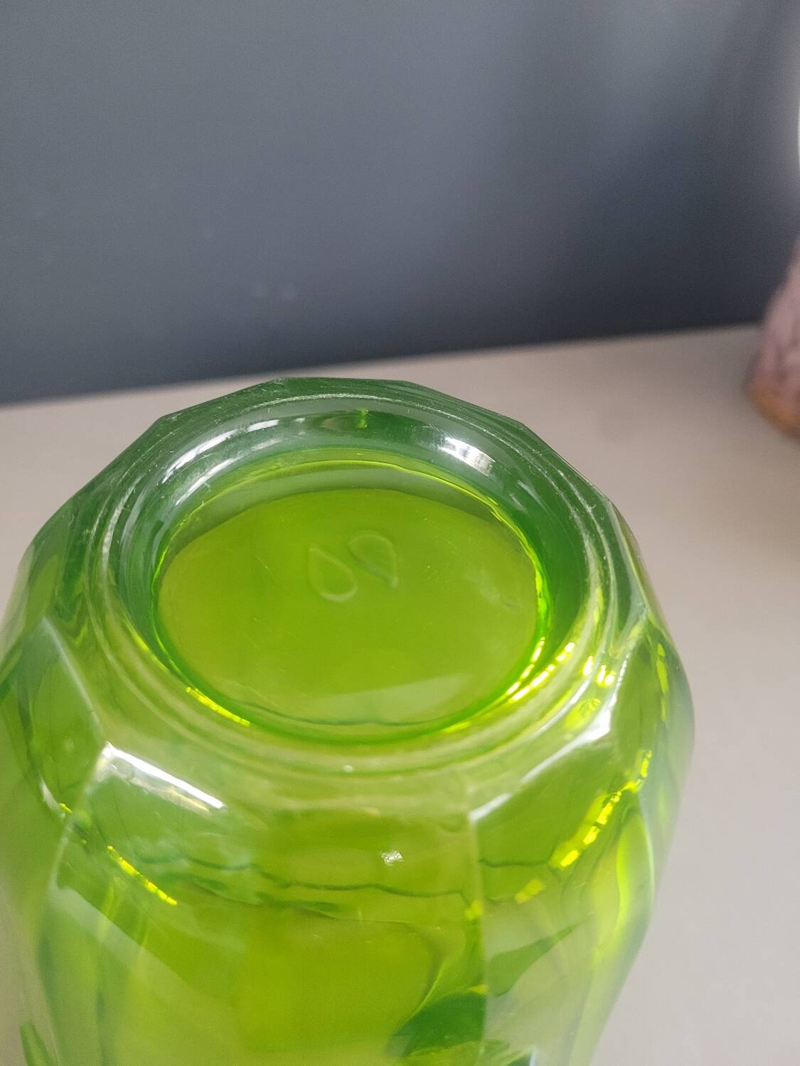 Pichet vintage en verre moulé vert
