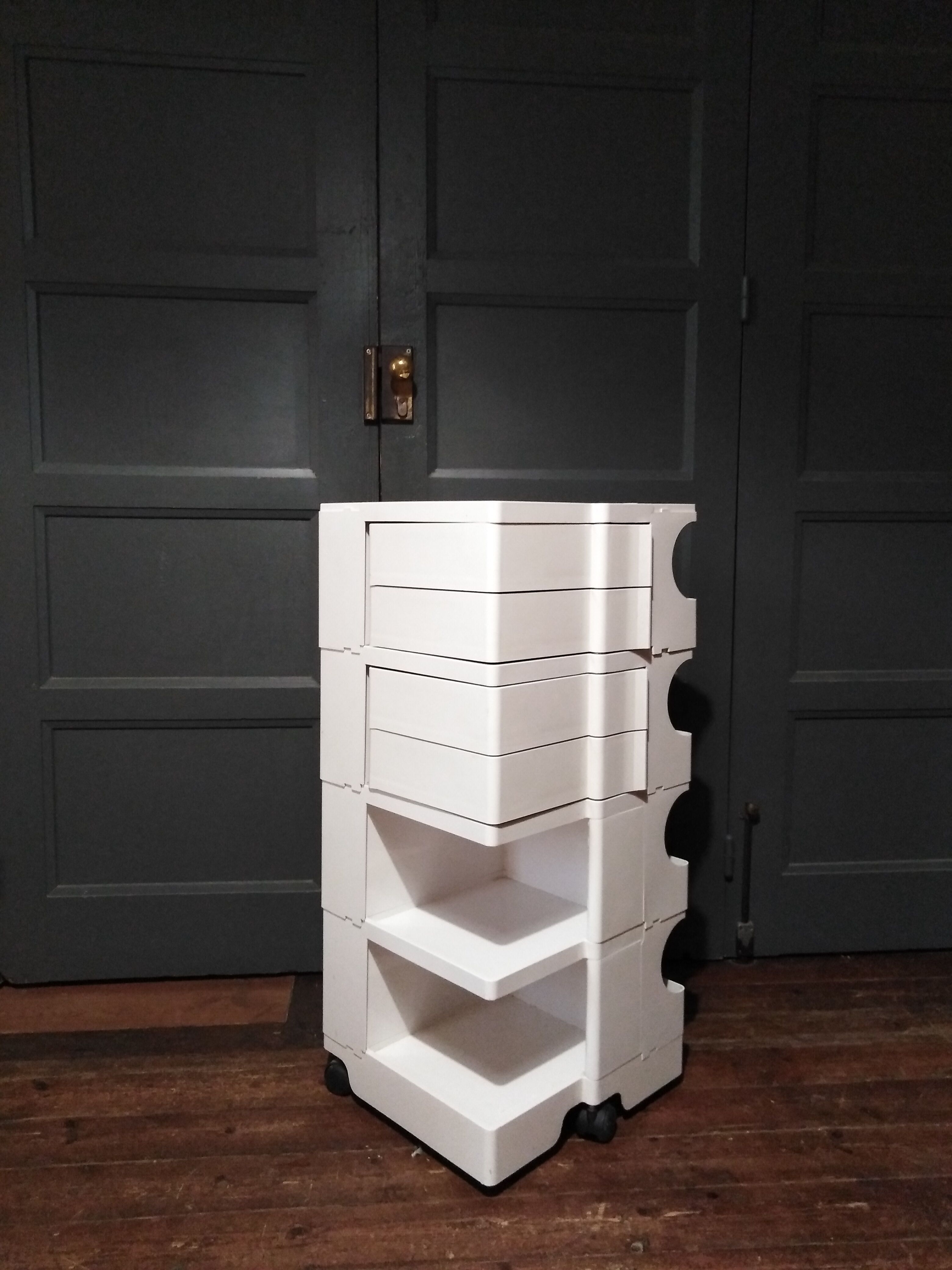 Joe Colombo - serves Boby Trolley